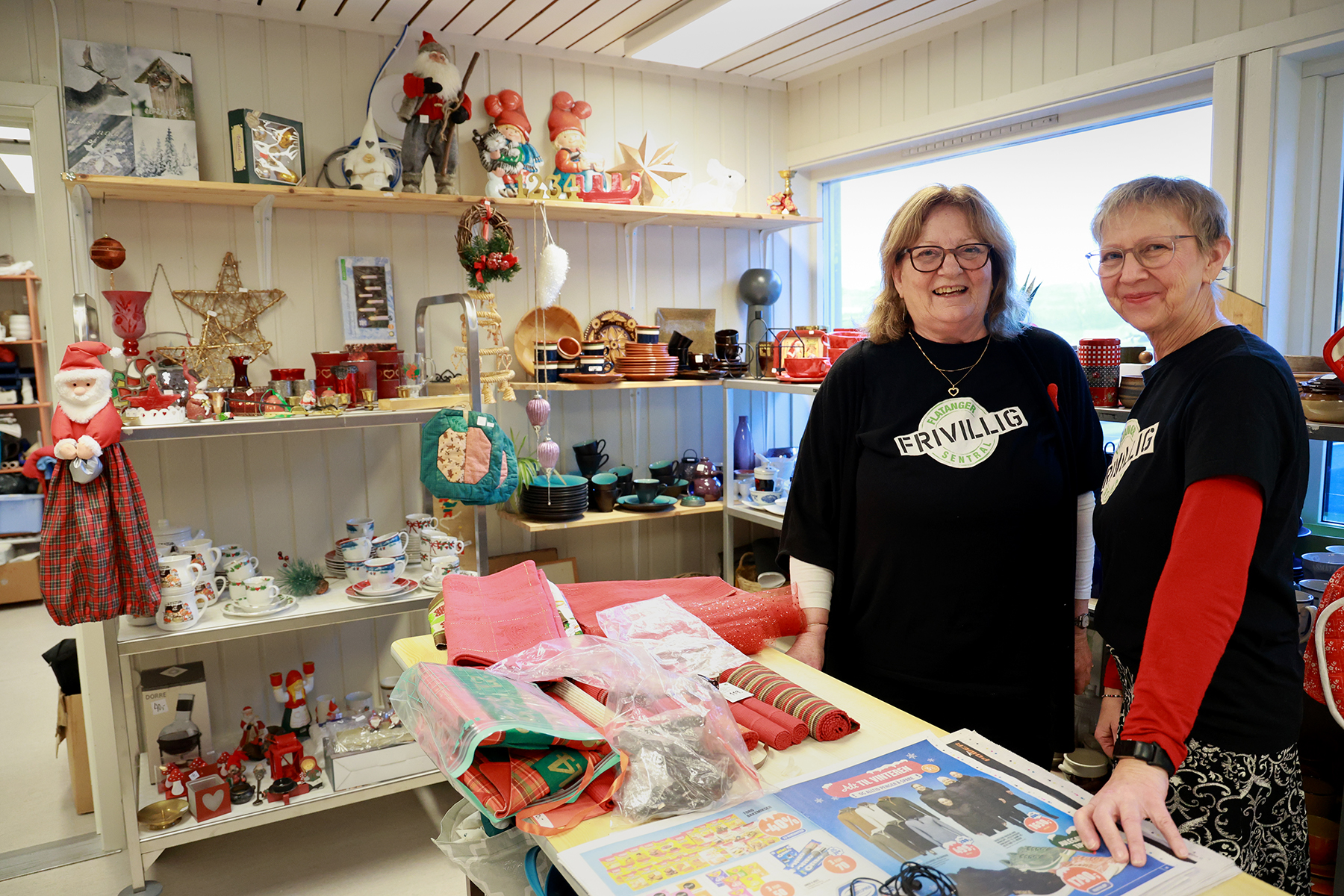 N&aring; f&aring;r jul er det en egen avdeling med julepynt i bruktbutikken. Eldri Sivertsen Trana (til venstre) og Birgit S&oslash;rum har mange innom hver dag.