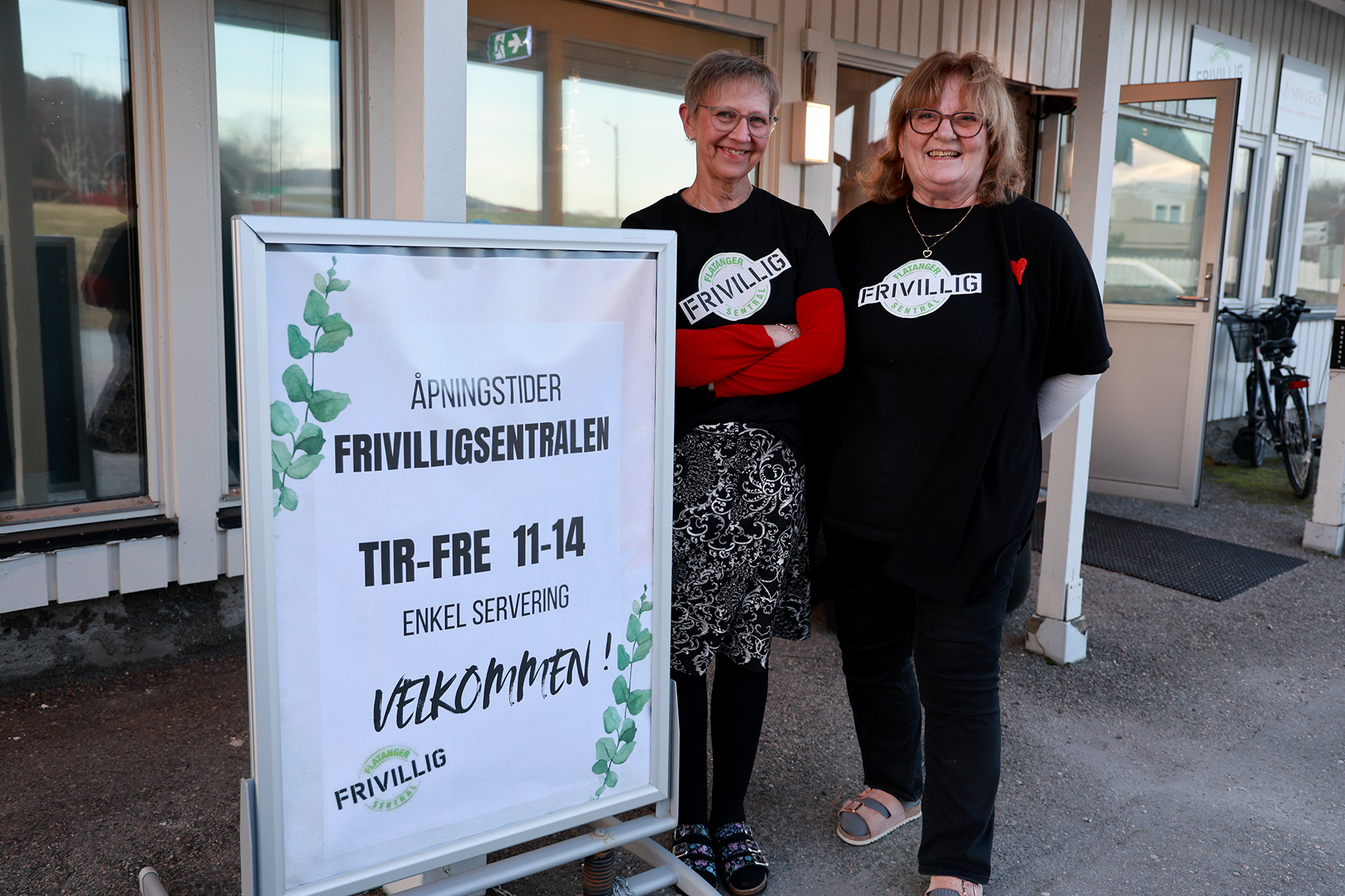 Birgit S&oslash;rum (til venstre) og Eldri Sivertsen Trana er vikarer p&aring; Frivilligsentralen, som n&aring; er &aring;pen hver dag fra 11 til 14 - unntatt mandag.