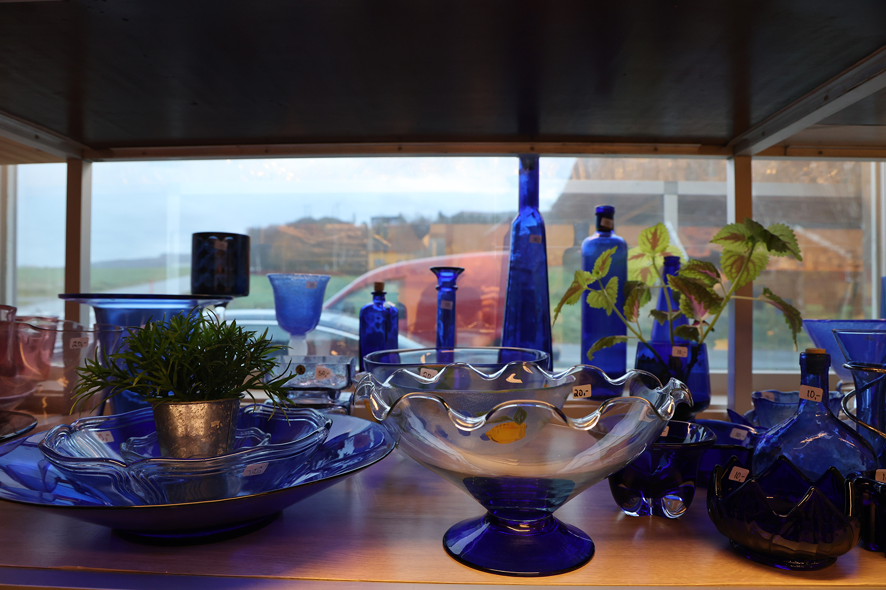 I bruktbutikken er det mye fint til salgs for en rimelig penge.