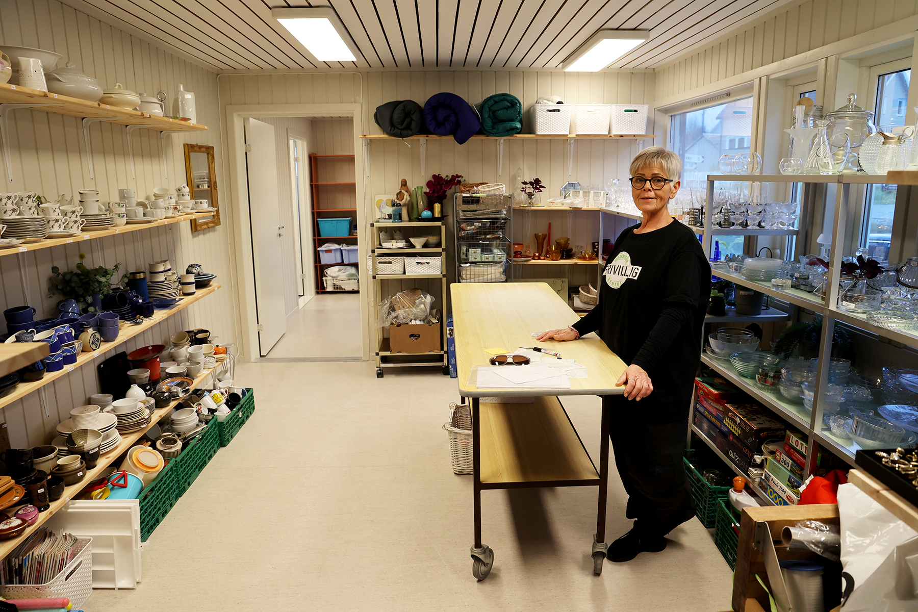 I bruktbutikken kan du f&aring; kj&oslash;pt litt av hvert. I tillegg er det fortsatt loppemarked i de gamle lokalene p&aring; Milj&oslash;bygget.