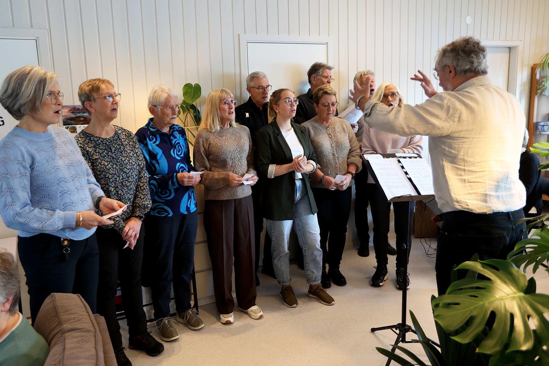 Koret Korell ble startet av Frivilligsentralen, var selvsagt p&aring; plass med sang p&aring; &aring;pningsdagen.