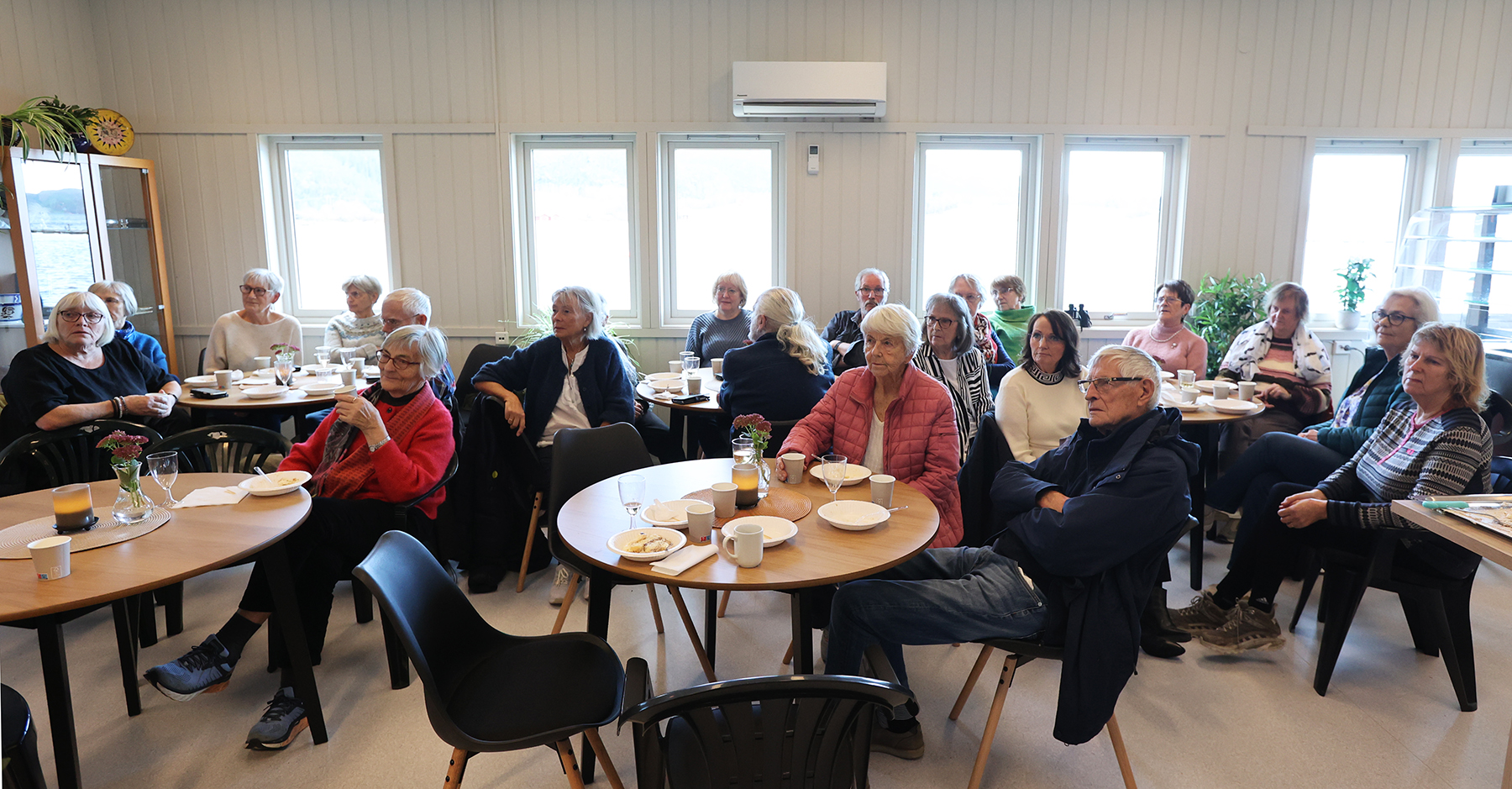 Mange m&oslash;tte opp da Frivilligsentralen &aring;pnet, og sm&aring;bordene med sj&oslash;utsikt var popul&aelig;re.