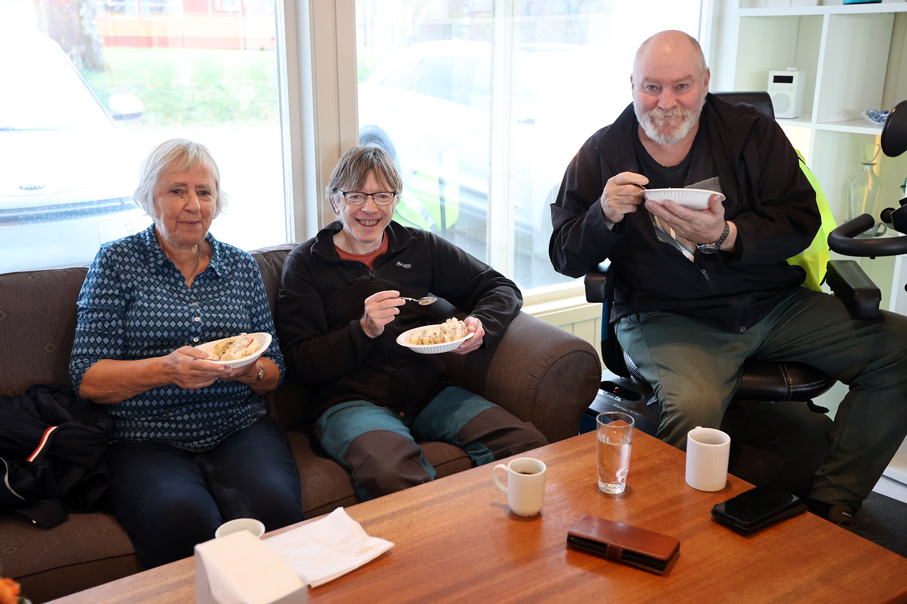 I sofakroken, fra venstre: Ragnhild Sivertsen, Roger Frisendal og Paal &Aring;ge Thrana H&oslash;stland.
