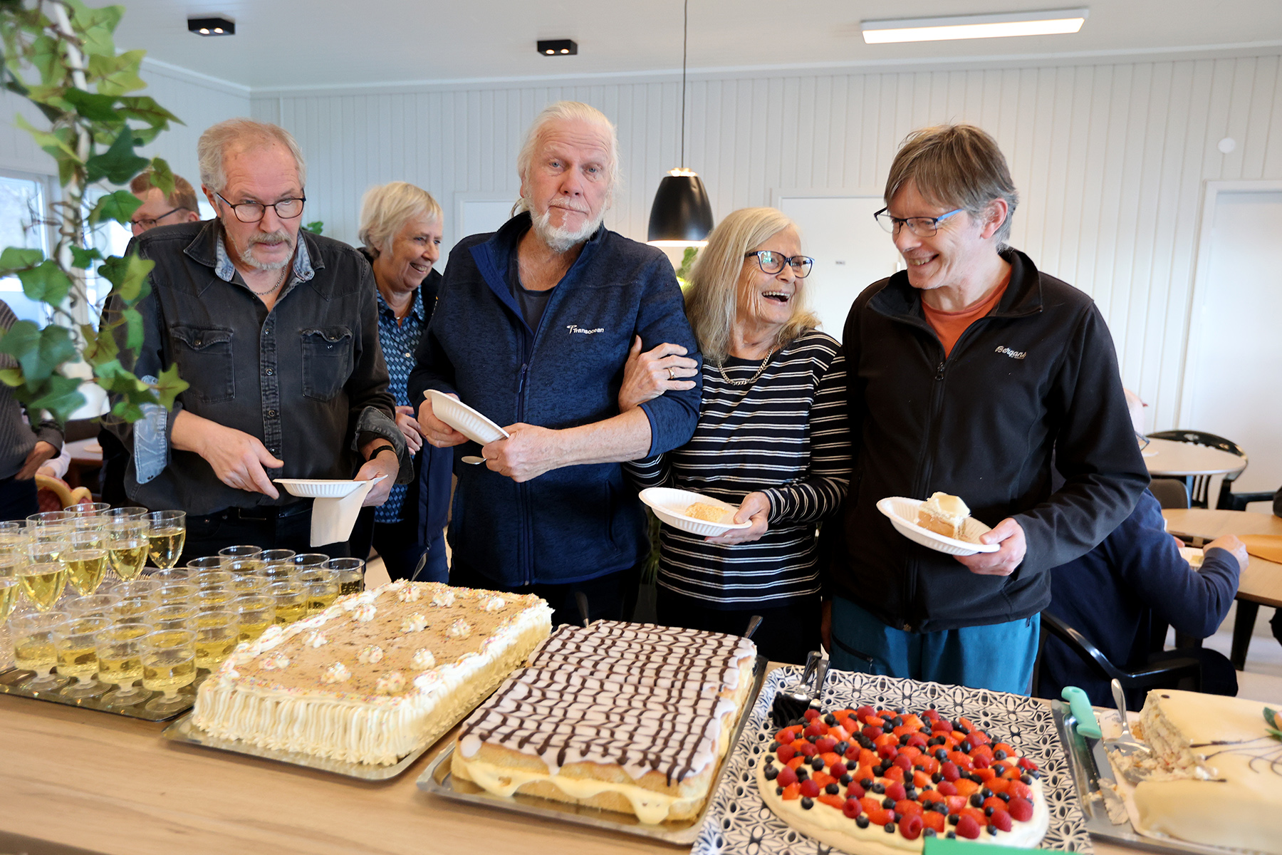 Et rikholdig kakebord m&oslash;tte gjestene. Fra venstre: Reidar Lindseth, Dagfinn Lein, Bente Hundvik Havstein og Roger Frisendal.