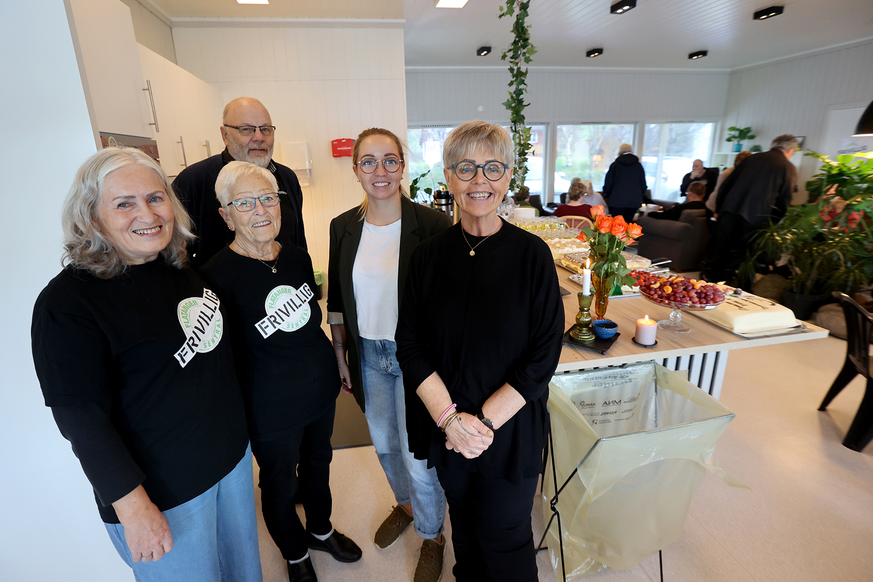 Frivilligsentralens arbeidslag p&aring; &aring;pningsdagen, fra venstre: Lina Lauvsnes, Eva Olufsen, Jan Ove Holand, Thea Constanse Lindseth og Tone Eian.