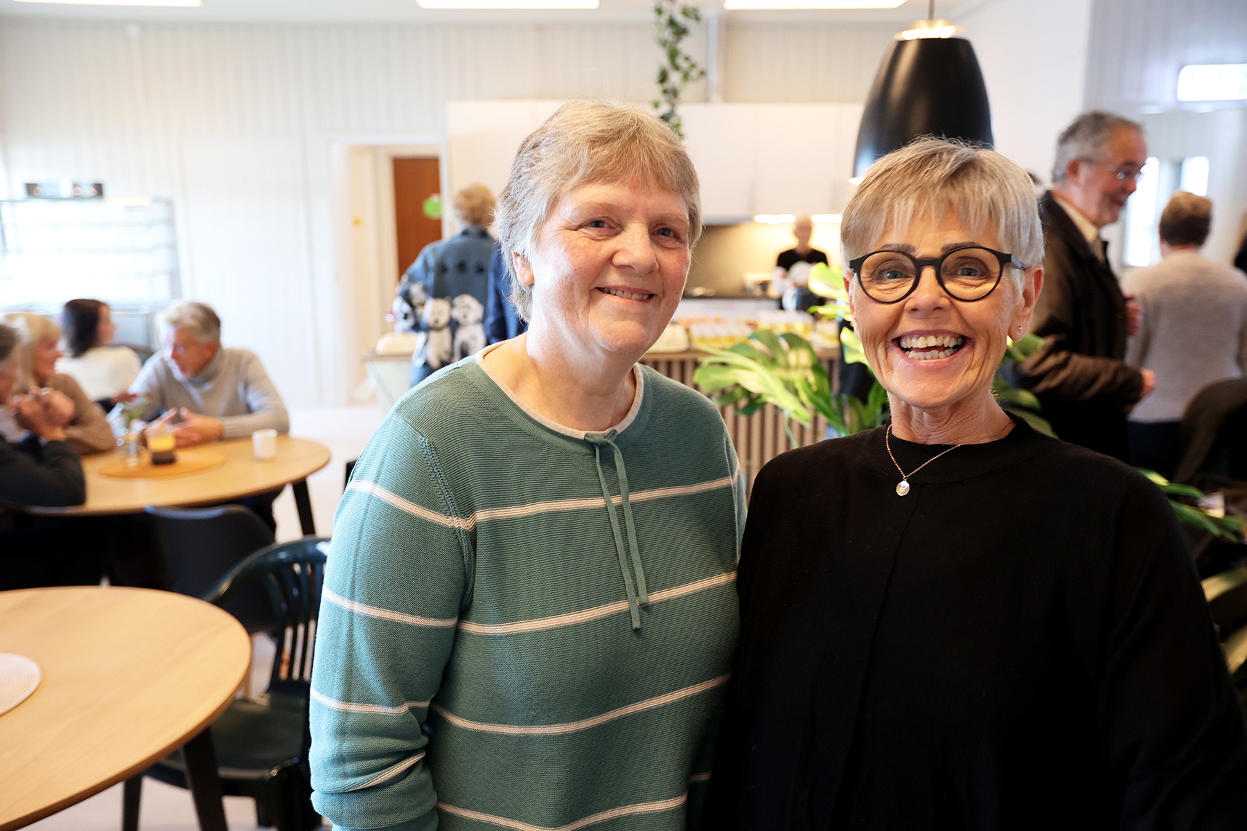 Anne Marie Dahle (til venstre) i MN Vekst og Tone Eian i Flatanger frivilligsentral er blitt "samboere" i de nye lokalene i gammelbanken.