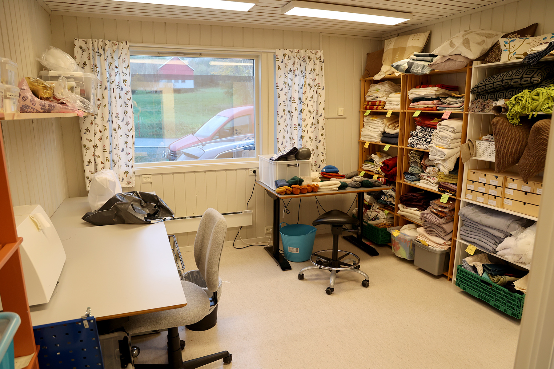 Systua deles mellom Frivilligsentralen og MN Vekst, og her kan folk f&aring; reparert kl&aelig;r eller lagt opp gardiner. 