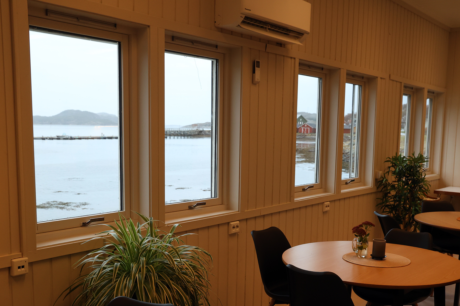 Utsikten er flott fra den nye frivilligsentralen. Med tida kan det kanskje ogs&aring; bli en terrasse p&aring; sj&oslash;sida.