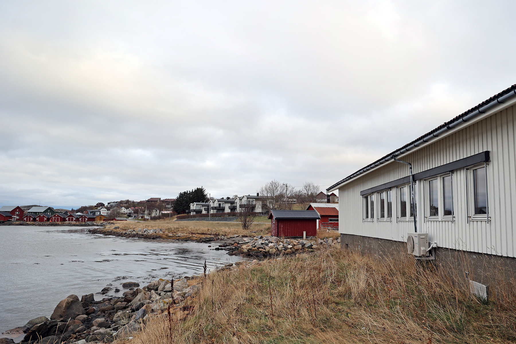 Det gamle bankbygget ligger like ved sjøen, en kort gåtur fra butikk og andre sentrumsfunksjoner.