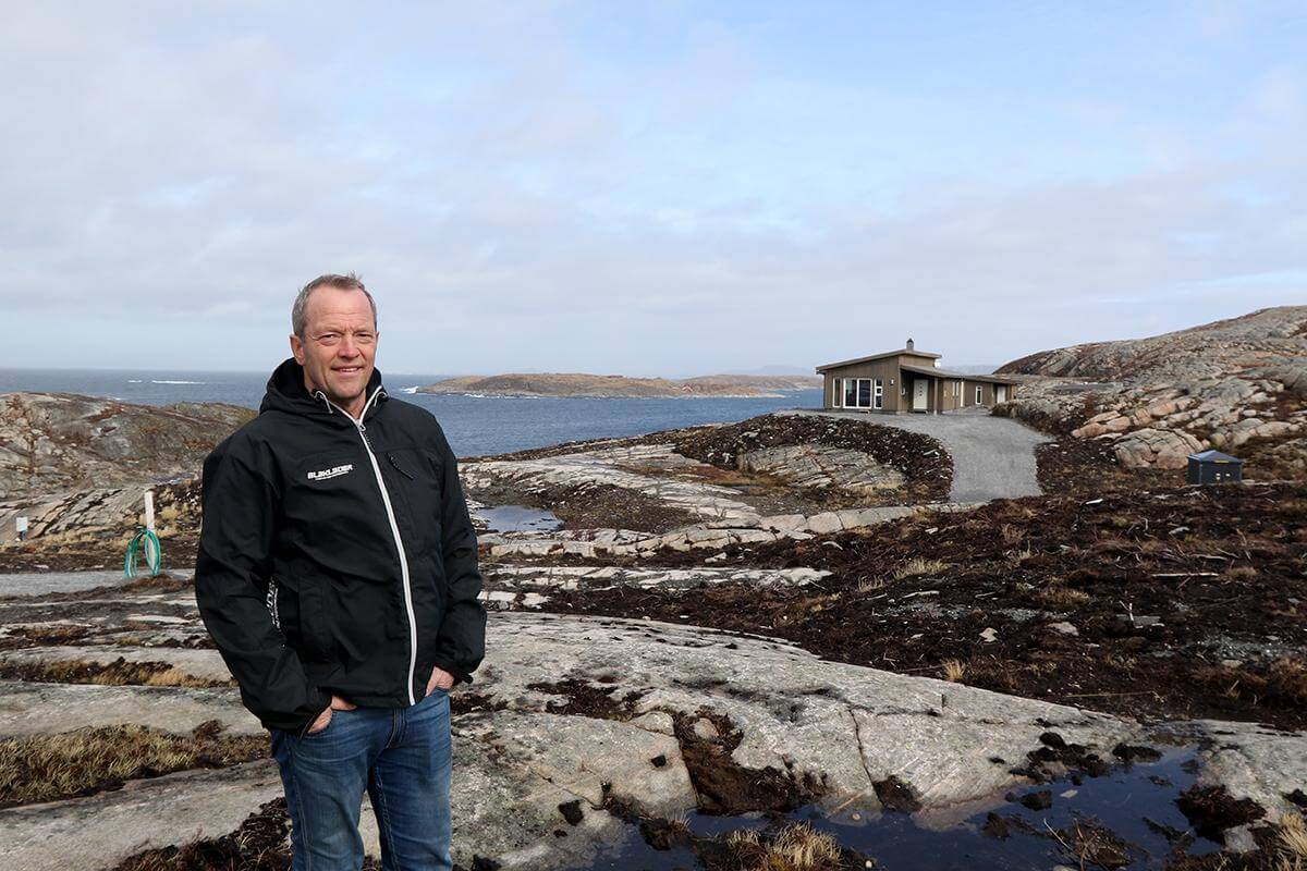 Frode Opheim har lagt stor vekt på at veiene i hyttefeltet skal ligge lavt i terrenget og ikke være synlige, og han roser entreprenøren Roan Maskin for jobben.