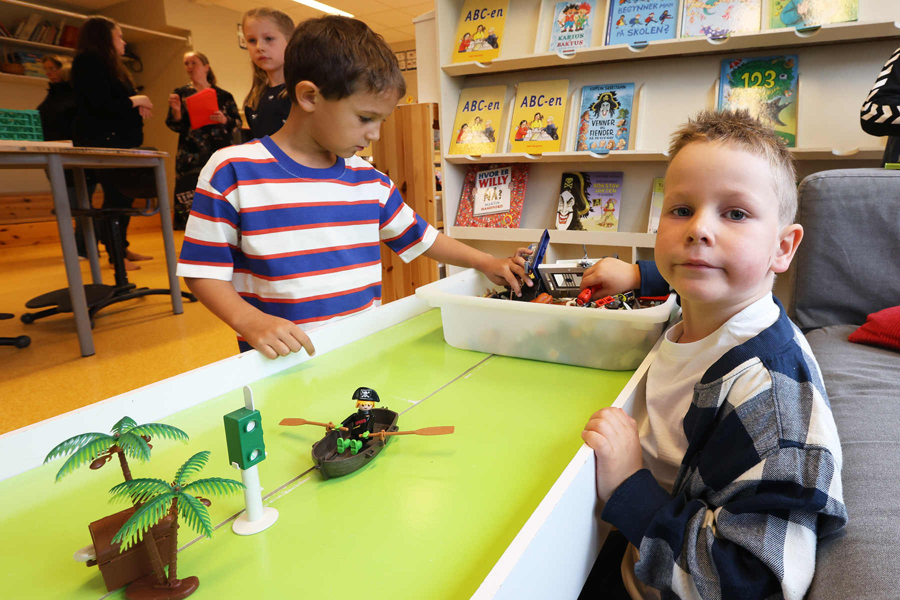 Leon (til venstre) og Emmett sj&oslash;satte sj&oslash;r&oslash;veren etter den f&oslash;rste skoletimen.