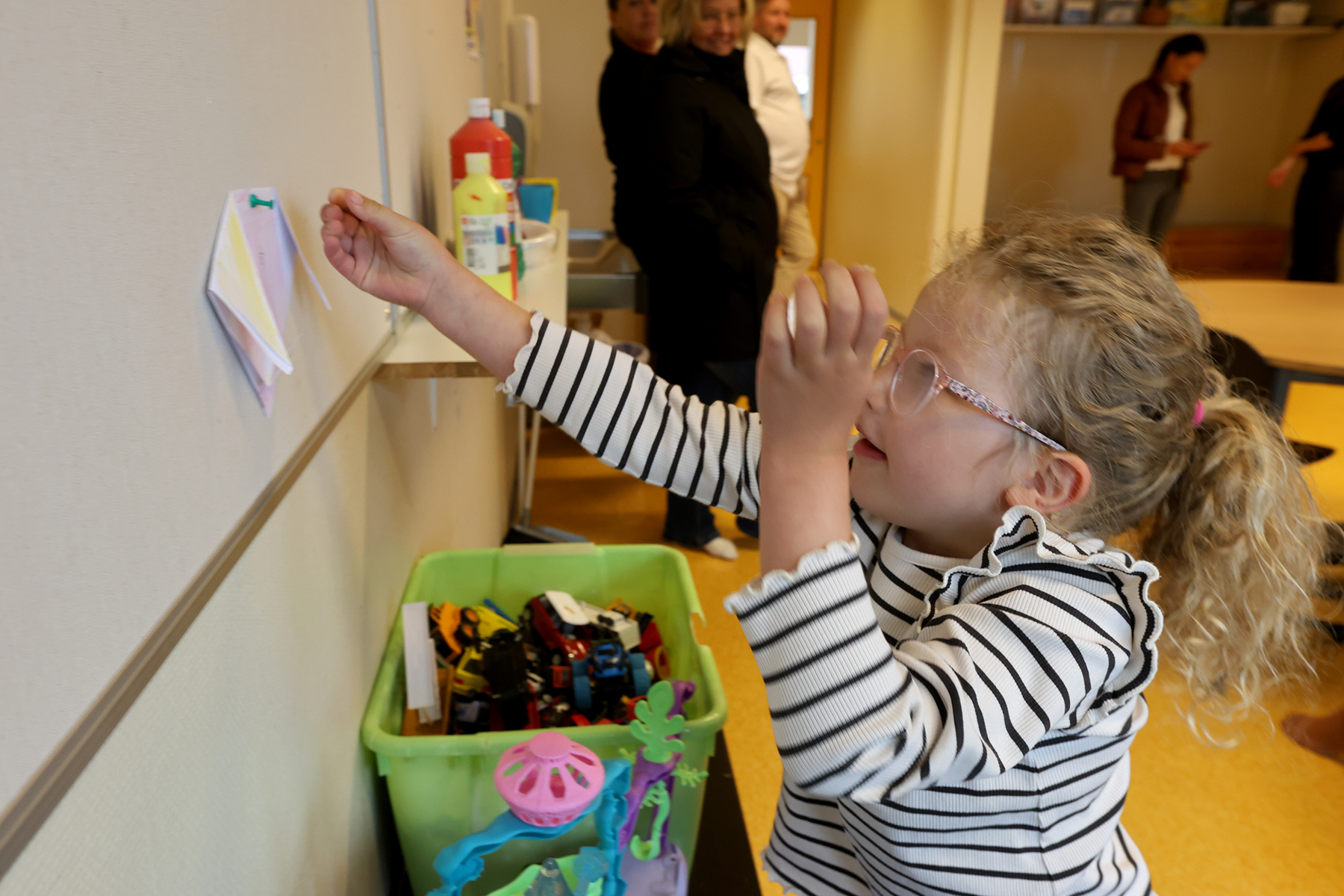 Lilly henger opp hunden sin p&aring; tavla.
