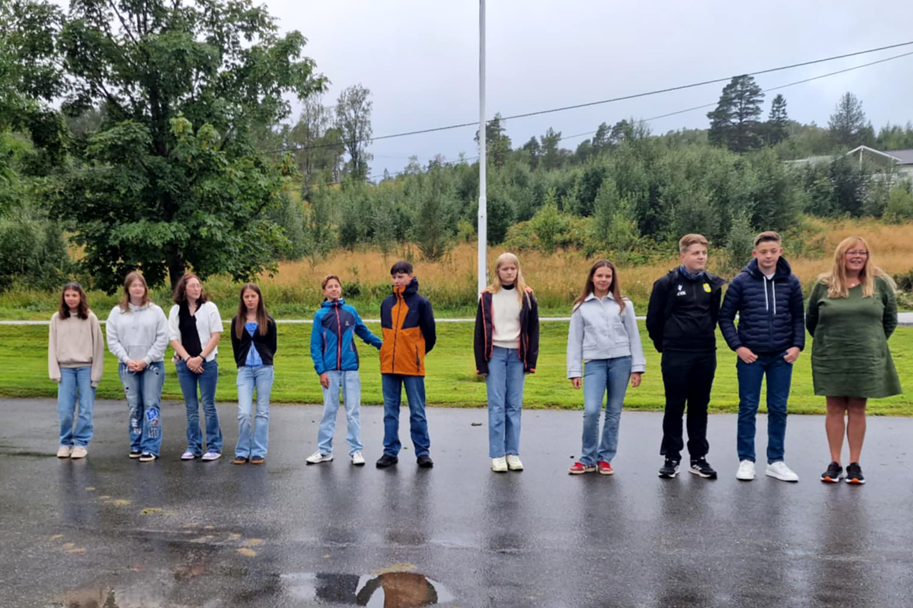 Nytt skole&aring;r ogs&aring; f&oslash;r de eldste elevene p&aring; Statland, her sammen med l&aelig;rer Trude Langstrand. (Foto: Solveig Monsen)