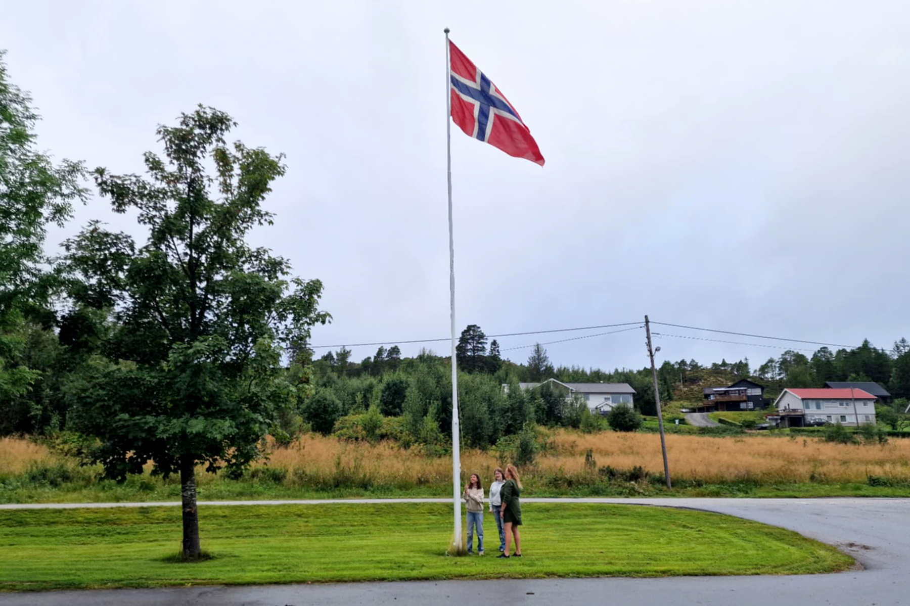 Elevene heiste flagget p&aring; f&oslash;rste skoledag p&aring; Statland skole. (Foto: Solveig Monsen)