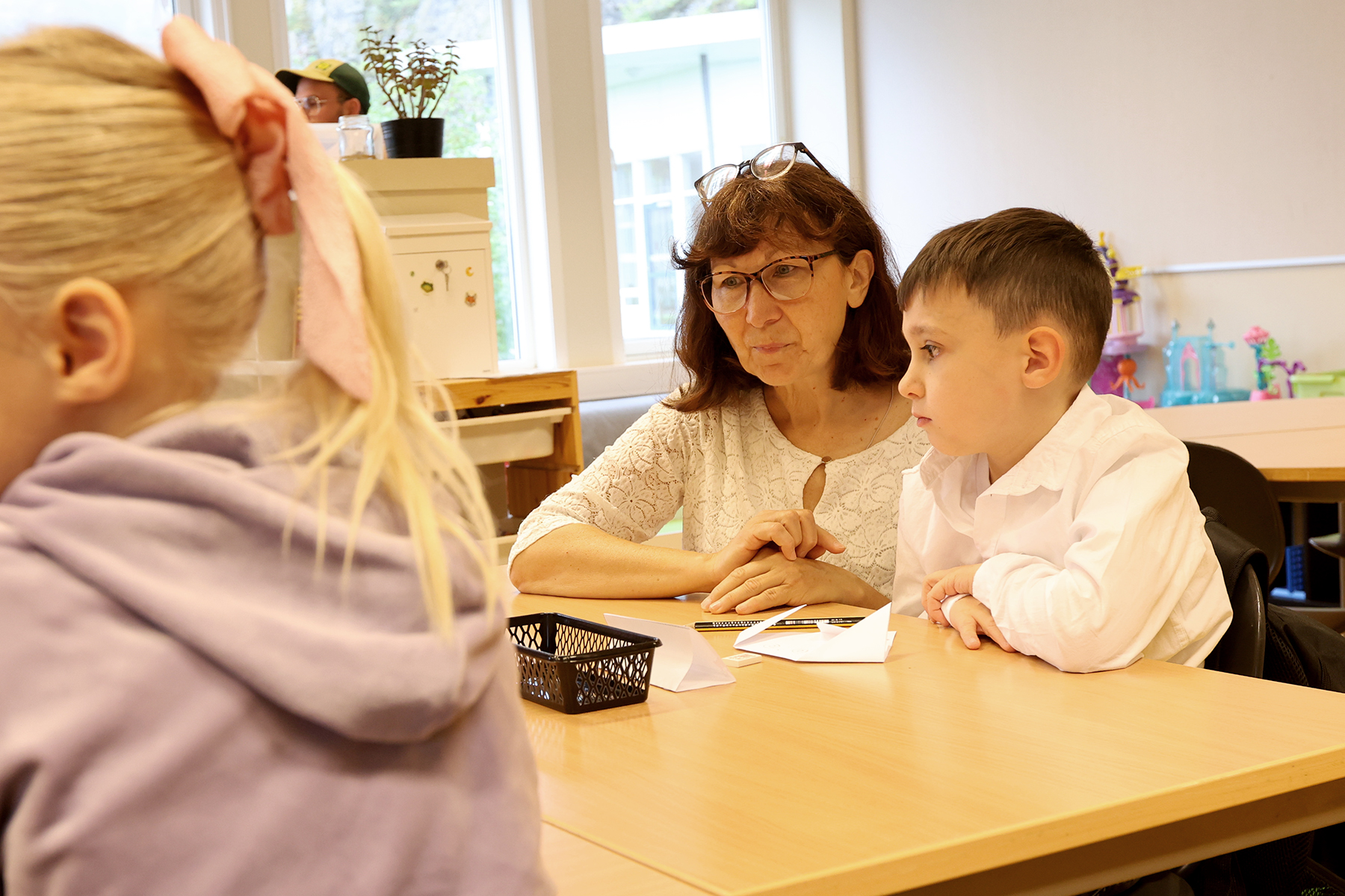 Yehor fargelegger hunden, med litt hjelp fra Valentina Murina.