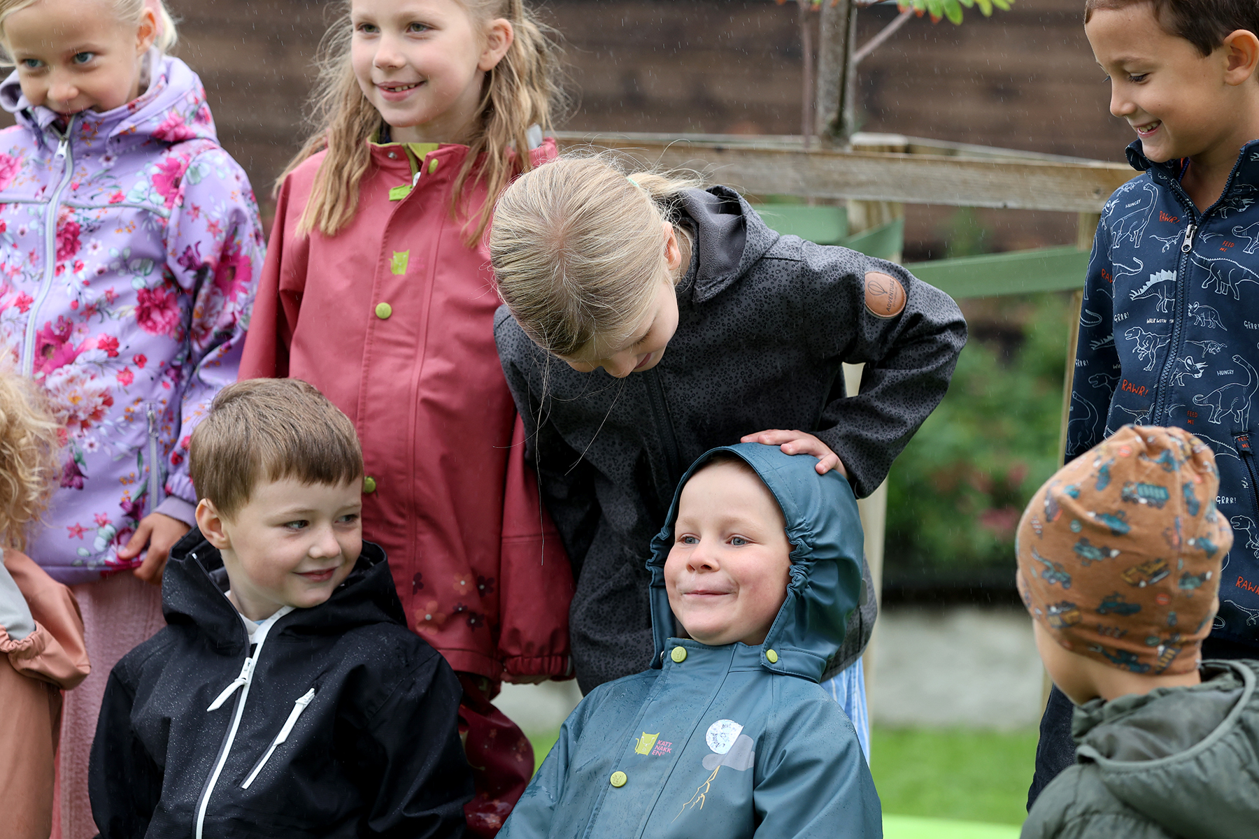 Fr&oslash;ya pr&oslash;vde &aring; f&aring; fram smilet hos Emmett under fotoseansen.