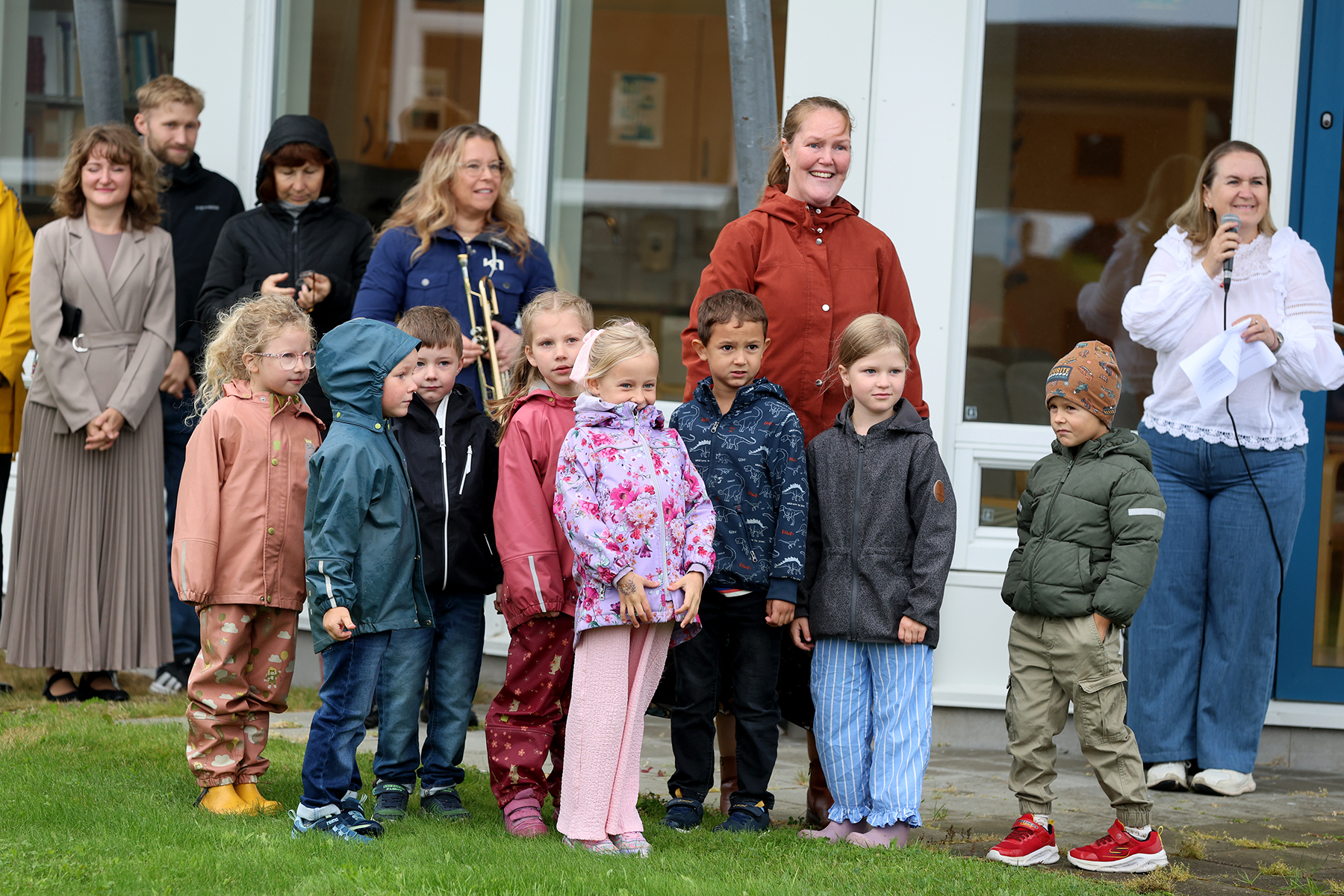Ansatte og medelever &oslash;nsket de nye f&oslash;rsteklassingene velkommen. Nytt av &aring;ret var en egen fanfare p&aring; trompet, spilt av Kristin Einvik. Bak elevene: Kontaktl&aelig;rer Hanne Havn H&oslash;stland og rektor Elin Einvik. Elevene, fra venstre: Lilly, Emmett, Jan Otto, Nellie, Kristin, Leon, Fr&oslash;ya og Nedas.