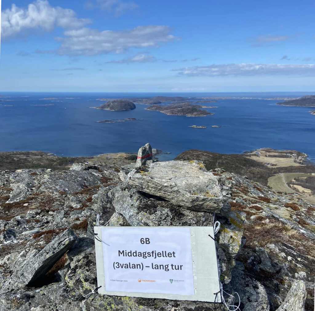 Middagsfjellet mellom Sitter og Knotten, med utsikt mot Feøya, Havstein og Bjørøya. (Foto: Fysak)