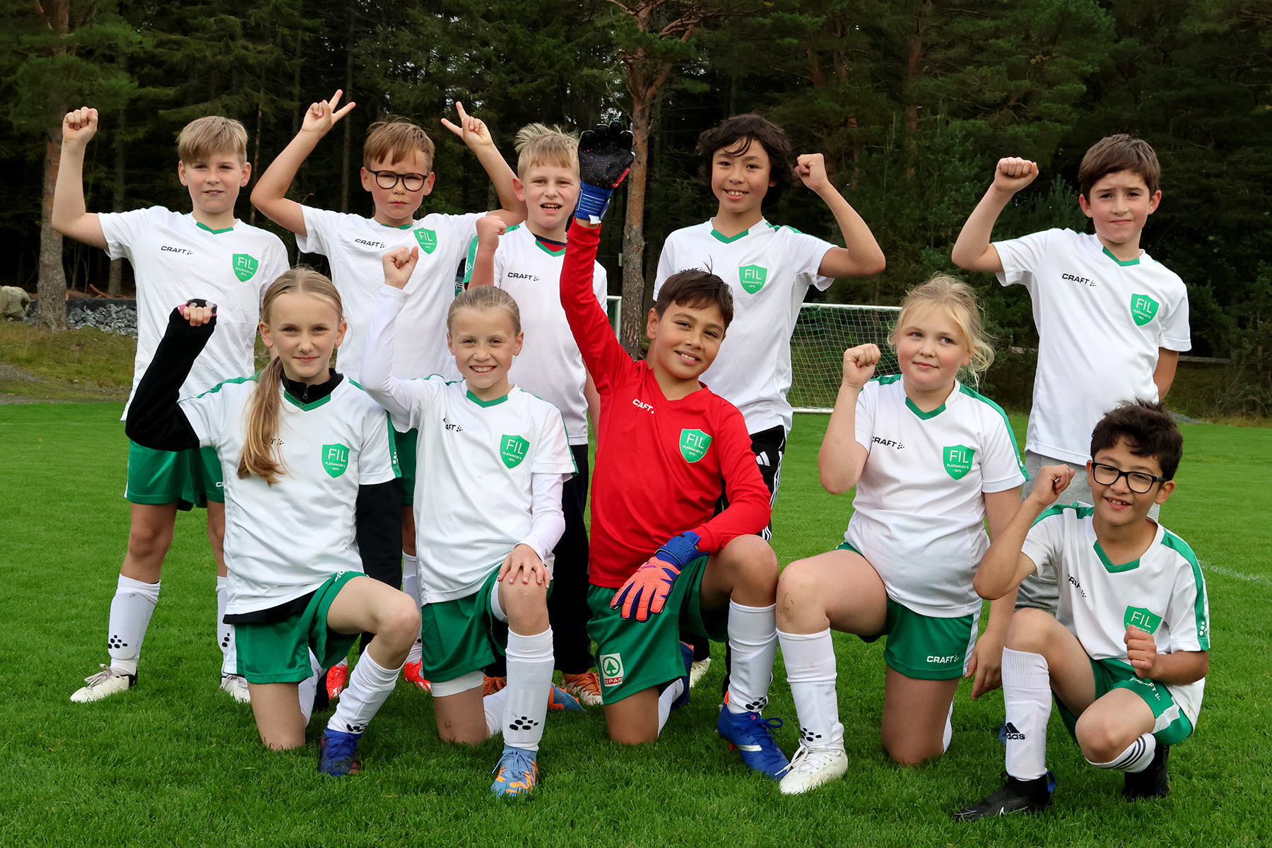 G10-laget jubler over en bra spilt kamp. Foran fra venstre: Mille, Vilde, Emil, Emilia og Alaa. Bak fra venstre: Truls, Mikkel, Simeon, Arthur og Domynikas..