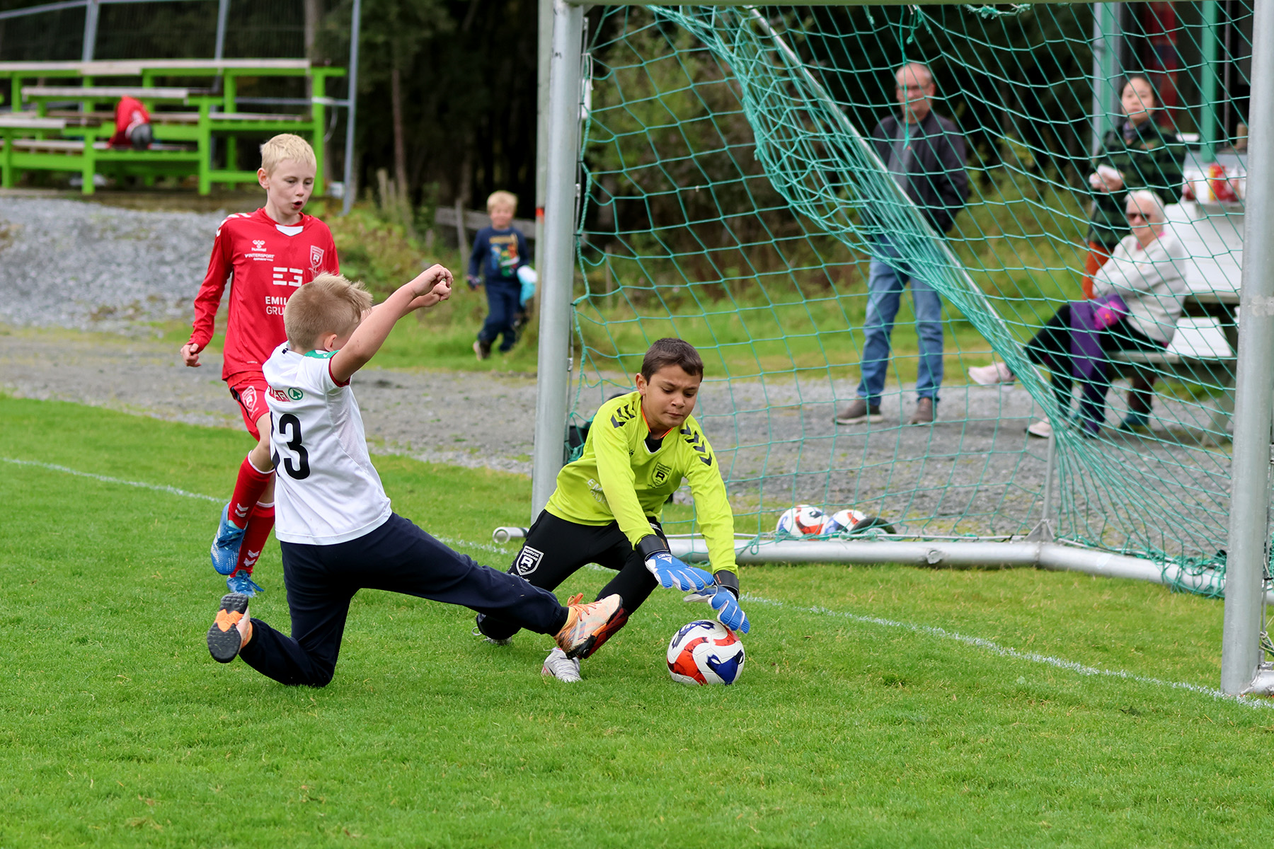 Rørviks keeper fikk kontroll på ballet og unngikk skåring.