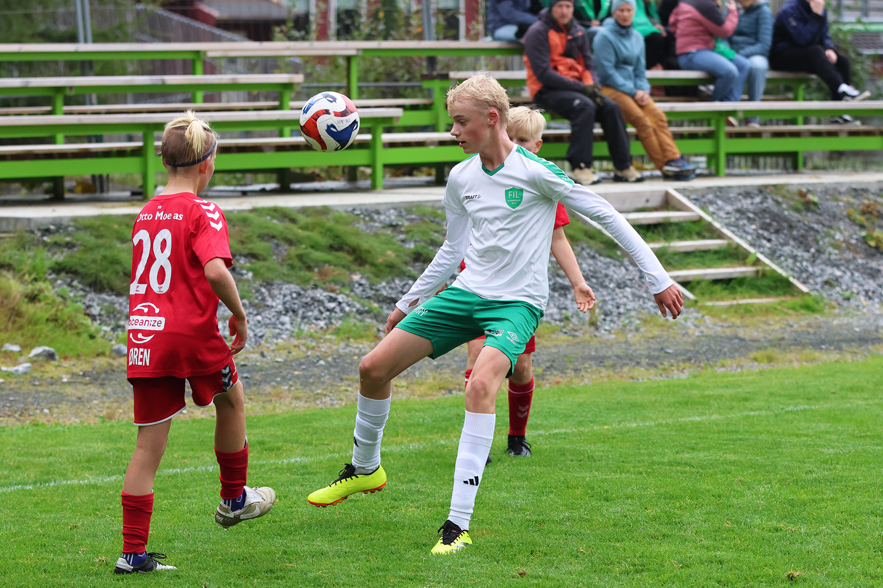 Albert driblet seg rundt R&oslash;rvik-spillerne.