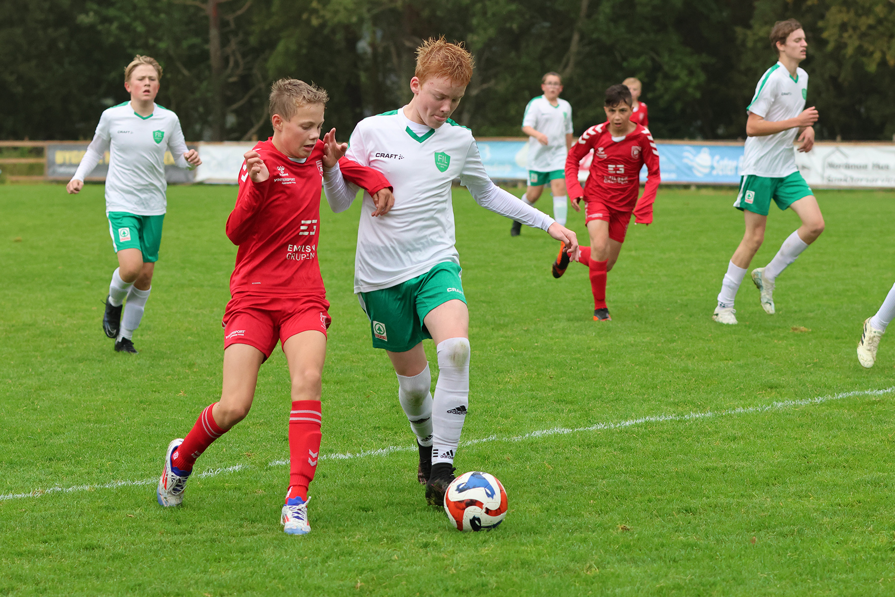 Oliver i kamp mot en R&oslash;rvik-spiller.