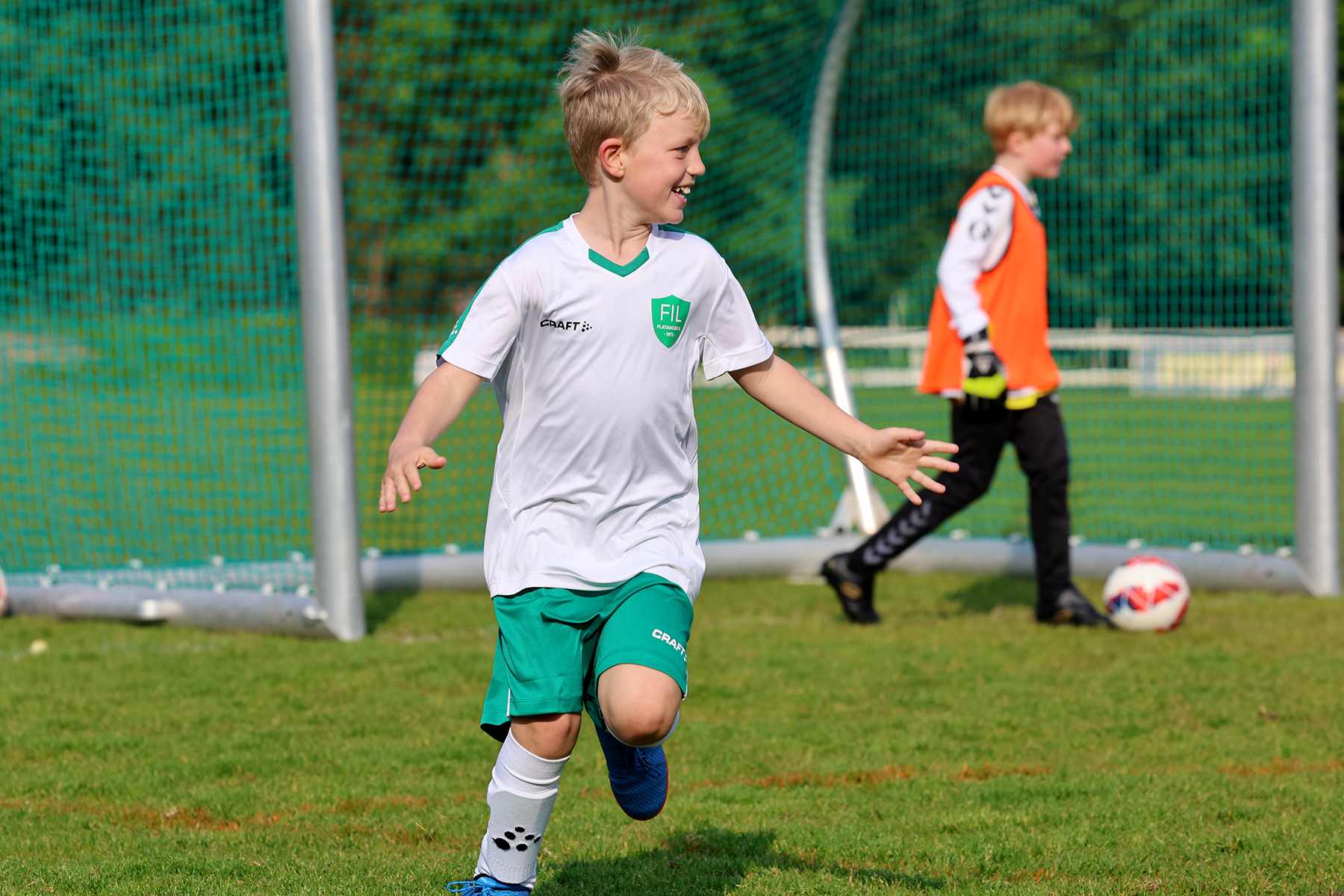 En glad Lauri skårer mot Klompen.