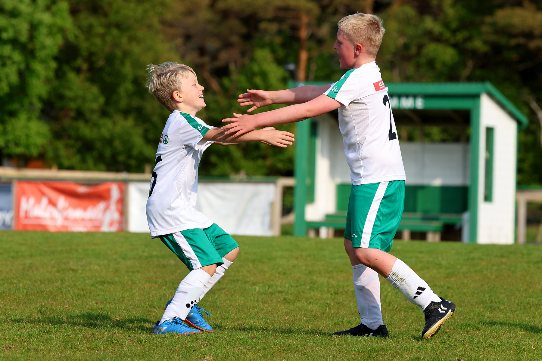 Lauri og Petter jubler etter skåring.