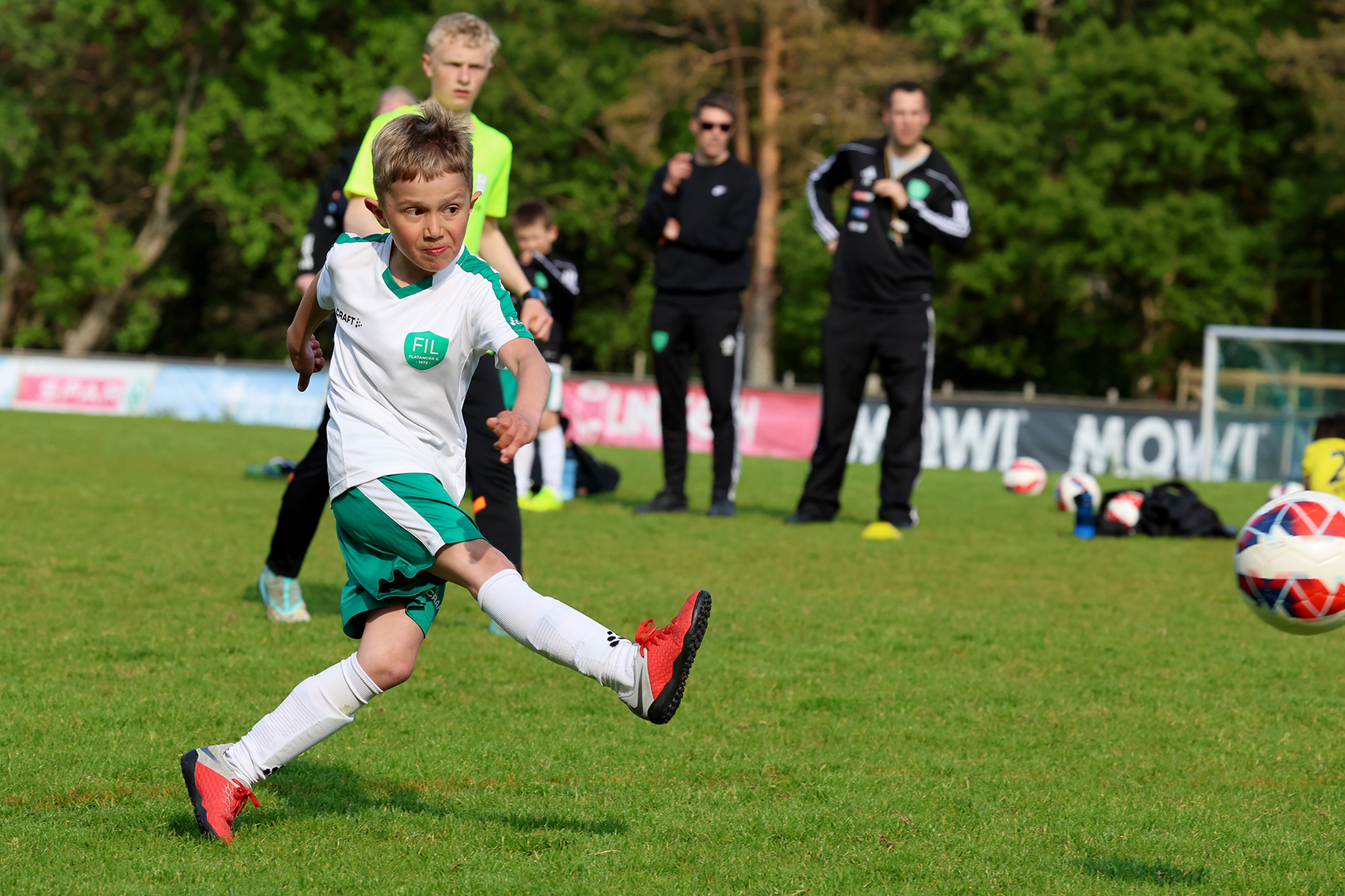 Nazarii dribler seg fri og skyter mot mål.