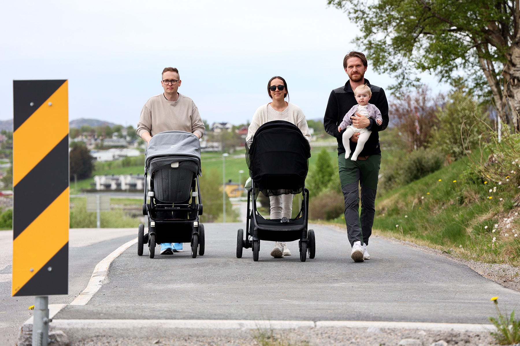 Fortauet stopper ved en nedfelt kant, som inviterer til &aring; krysse veien. Men gangfelt mangler. Thomas Marsfjell Vikhals, Charlotte Lein og Karl Ivar Dahle H&oslash;stland med Synne mener dette gir en falsk trygghet.