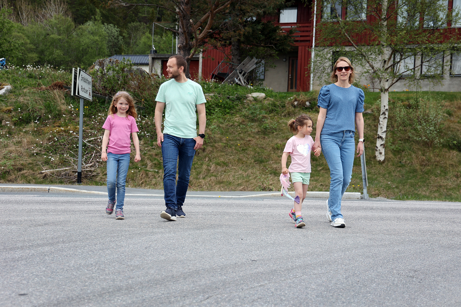 Mads Kristiansen og Anne Elisabeth Skj&oslash;rholm med barna Sonja og Selma mener det er altfor farlig &aring; krysse veien slik det er i dag.