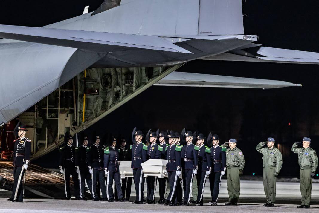 Garden tok imot bårene da Hercules-flyet ankom Gardermoen, mens flybesetninga sto æresvakter. (Foto: Krister Sørbø, Forsvarets Forum)