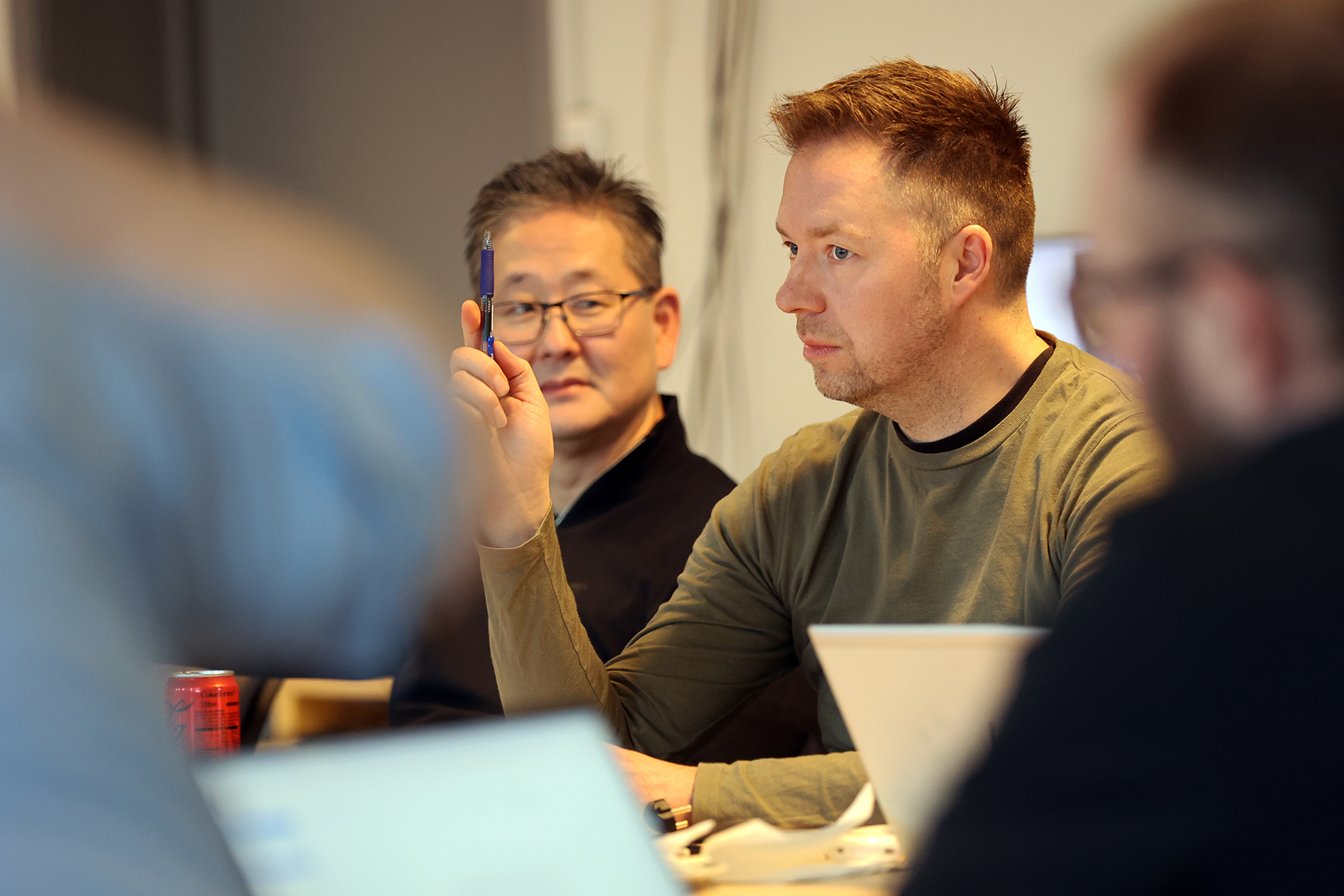 Geir-Tore Olsen har p&aring;vegne av Flatanger Frp fremmet en interpellasjon til ordf&oslash;reren om gjenbruk av flytebryggene p&aring; Stranda. Til venstre partikollega Lars Haagensen. (Arkivfoto)