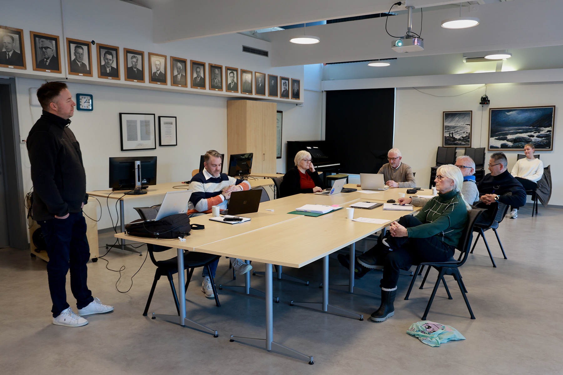 Formannskapet ble hasteinnkalt for å diskutere situasjonen som har oppstått i Storlavika. Før møtet orienterte Geir-Tore Olsen i Namdal rensefisk. Fra venstre: Kommunedirektør Knut Storeide, Lisbeth Hustad (Ap), Olav Jørgen Bjørkås (Sp), Lars Haagensen (Frp), Knut Staven (H) og Ingeborg Hagerup (SV).