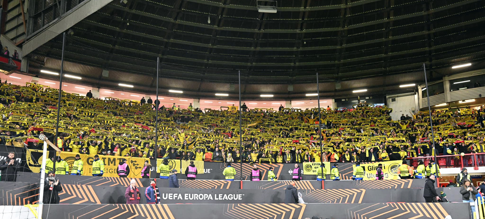 Glimt-supporterne satte virkelig farge p&aring; Old Trafford. (Foto: Bod&oslash;/Glimt)