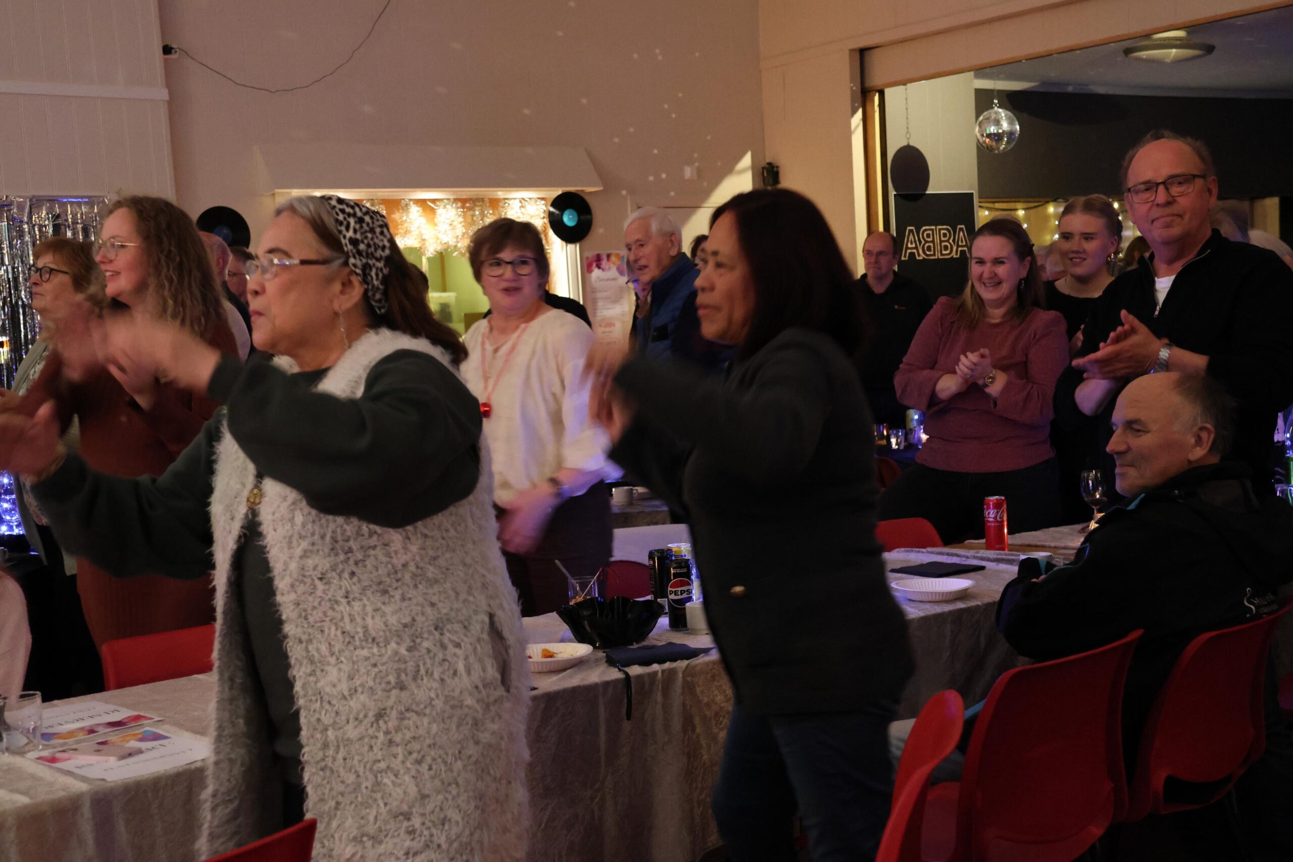Det ble god stemning i salen utover konserten. 