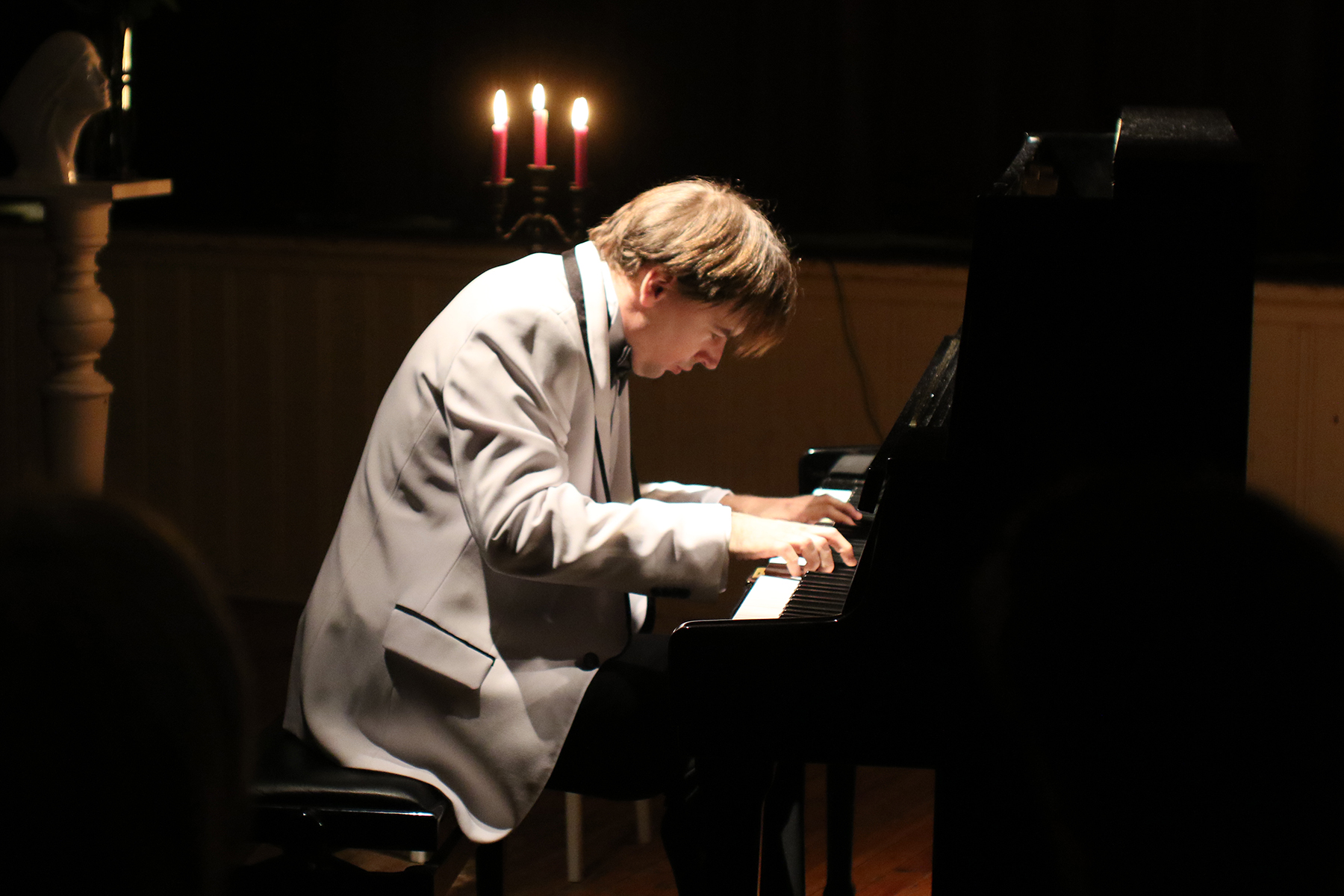 Til vanlig spiller Greg Niemczuk på klaver. Men han skryter av pianoet i samfunnshuset, som holdt stemminga gjennom hele konserten.