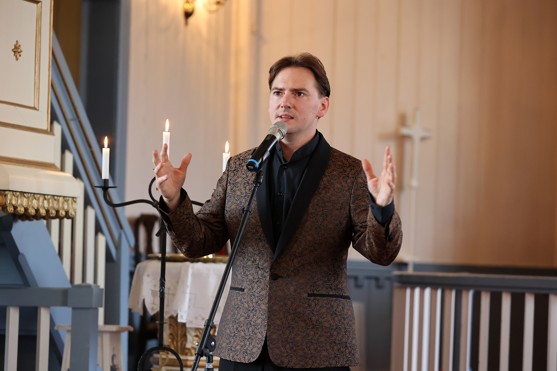 Greg Niemczuk er spesiell som b&aring;de pianist og formidler. Han n&oslash;yer seg ikke bare med &aring; spille. Han forteller ogs&aring; om stykkene og komponistene, slik at publikum l&aelig;rer mer om de verkene han framf&oslash;rer.