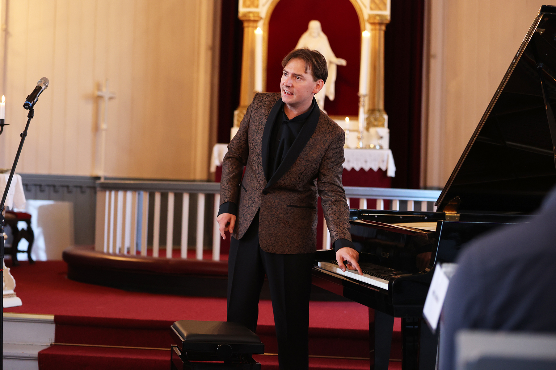 Greg er en formidler av rang, og han gir publikum innsikt i komponistenes liv og deres musikk, slik at de kan legge merke til spesielle ting i musikken.