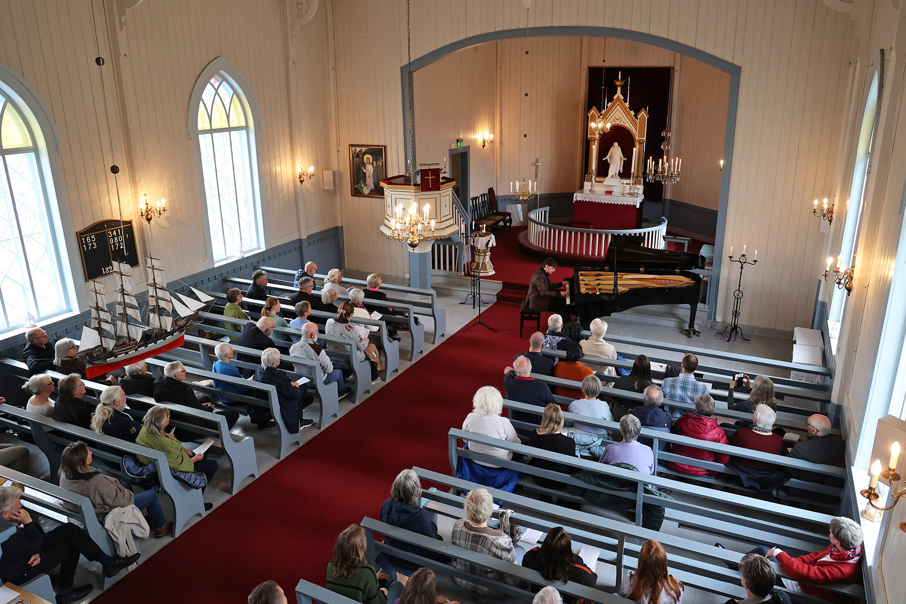Greg skryter av akustikken i kirka og flygelet, som har perfekt st&oslash;rrelse. 