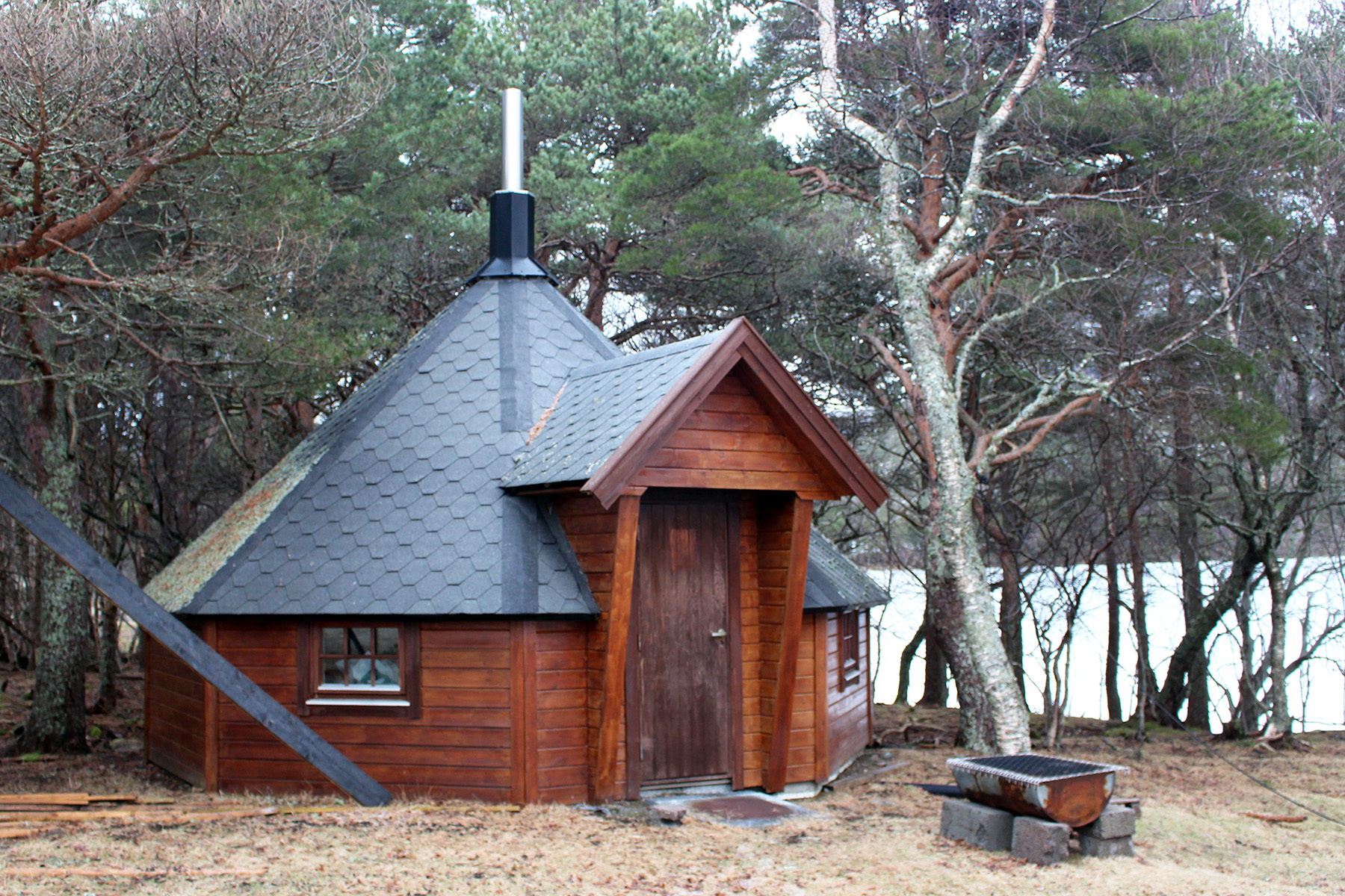 Grillhytta og gapahuken er det grendelaget som er eiere av. Begge er viktige rasteplasser langs Vikvatnet. Arkivfoto.