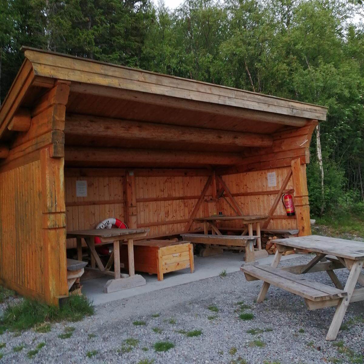 Gaupahuken med grillplass er til fri bruk for alle som ønsker å slå seg ned. (Foto: Otto K. Sandnes)