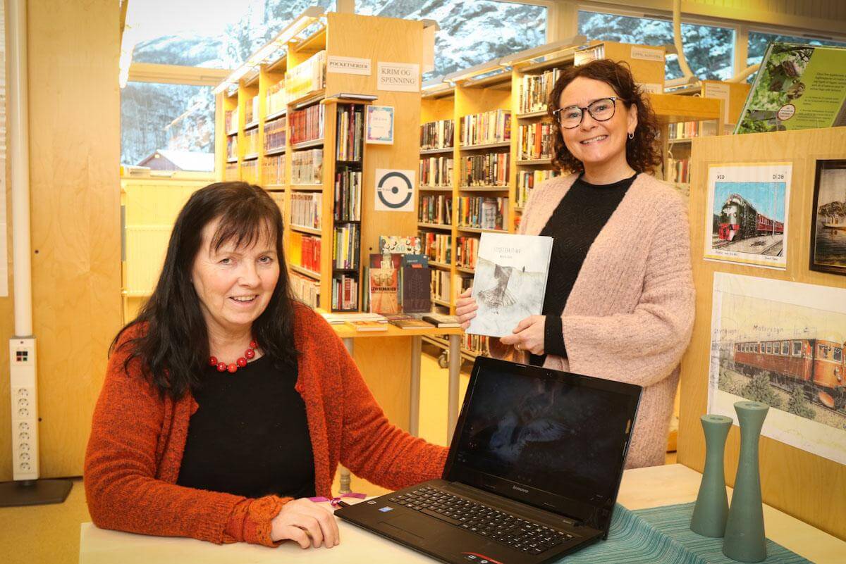 Biblioteksjef Gro Seltveit og forfatter og fotograf Wenche Dahle kan nå presentere filmen om boka.