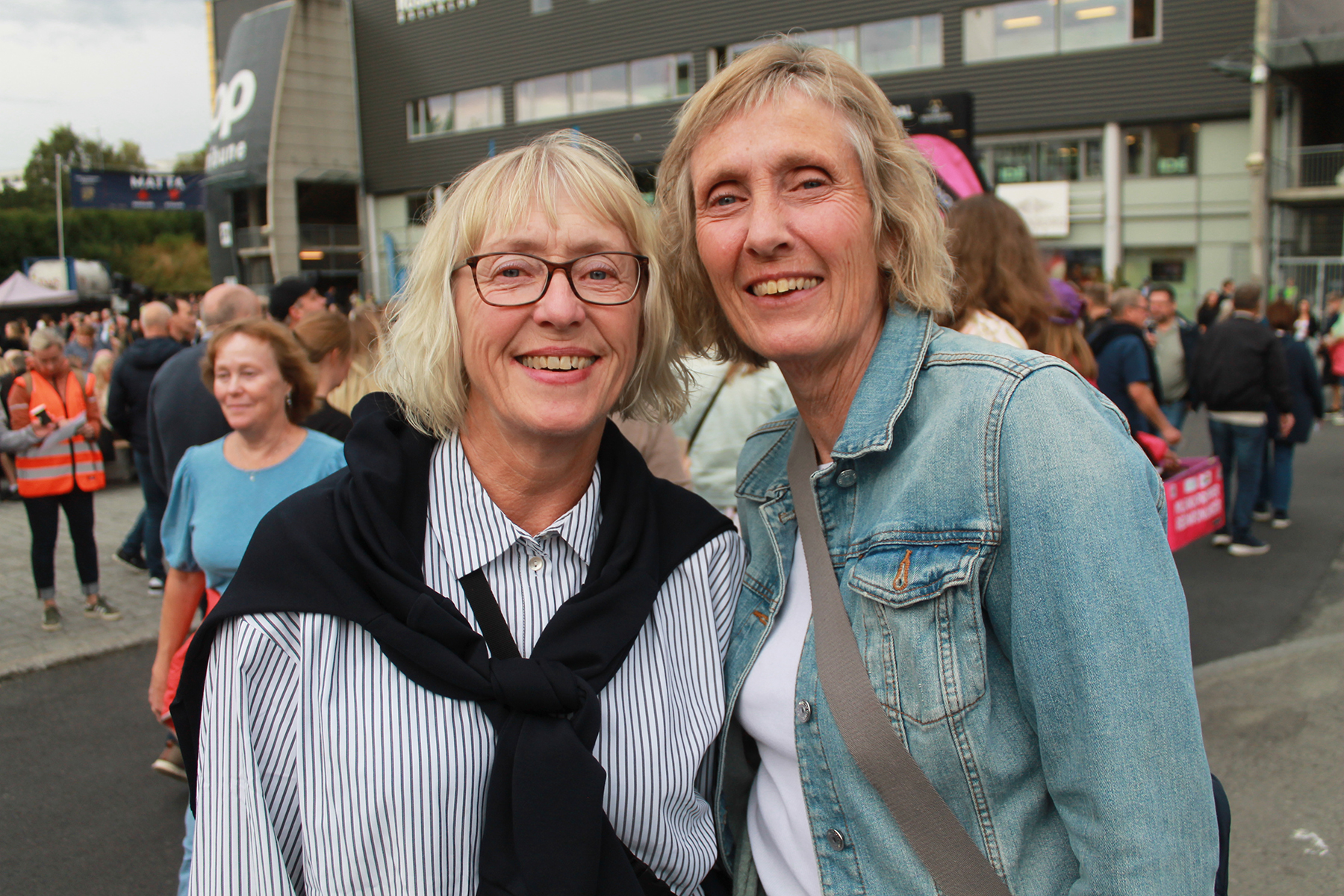 Guri Dahle og barndomsvenninna Bente Troøyen vokste opp i nabolaget til Prucence, og hørte når bandet øvde. Nå har de fulgt Åges karriere gjennom hele livet.