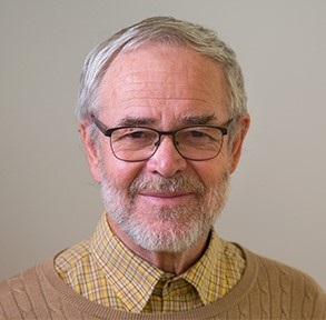 Gustav Danielsen vil gjerne halde fram som prest i Flatanger. Foto: Ole Morten Olufsen/Midtre Namdal kirkelige fellesråd