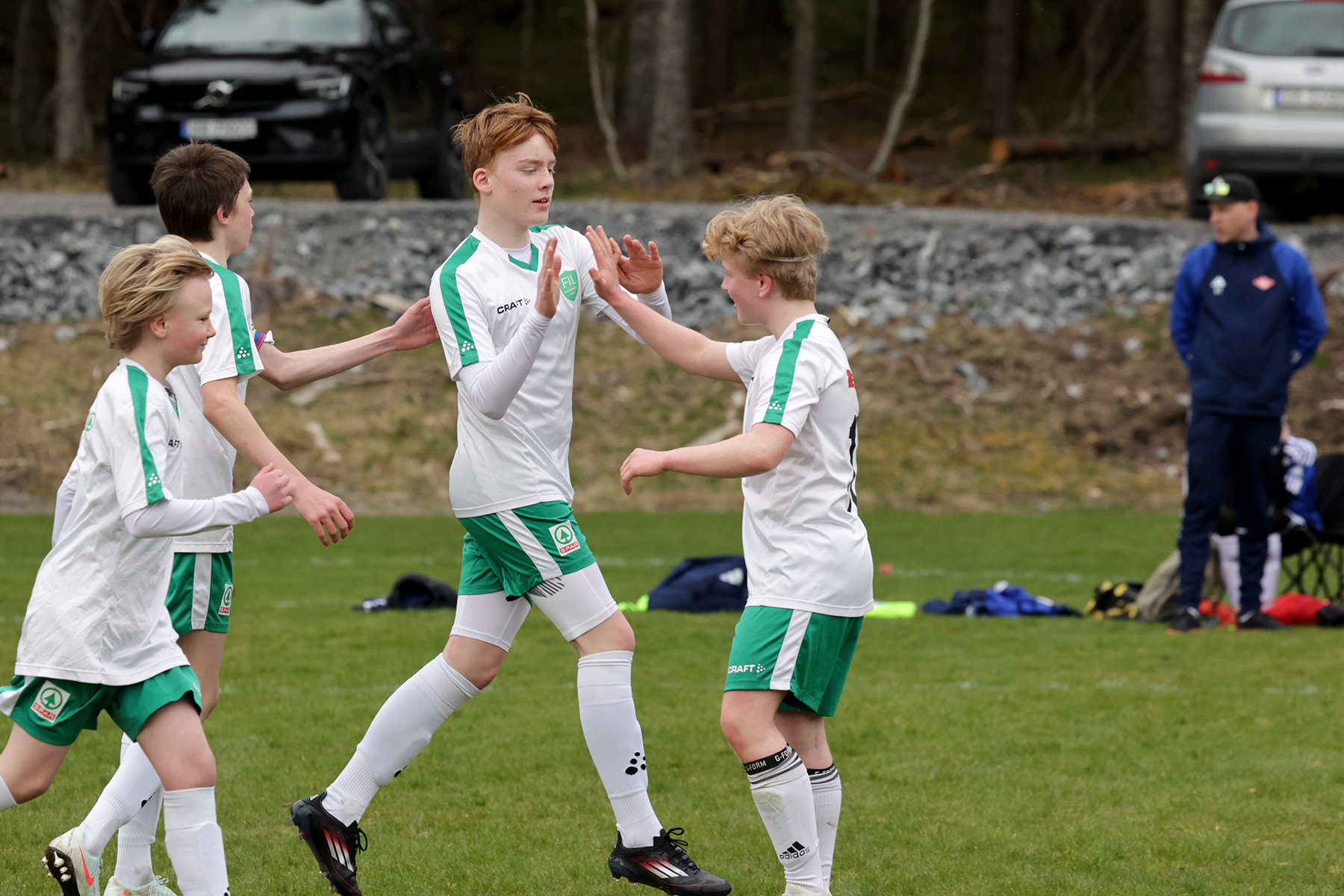 Ny skåring feires av flatangerspillerne, mens Namsos-treneren ser mer betenkt ut.