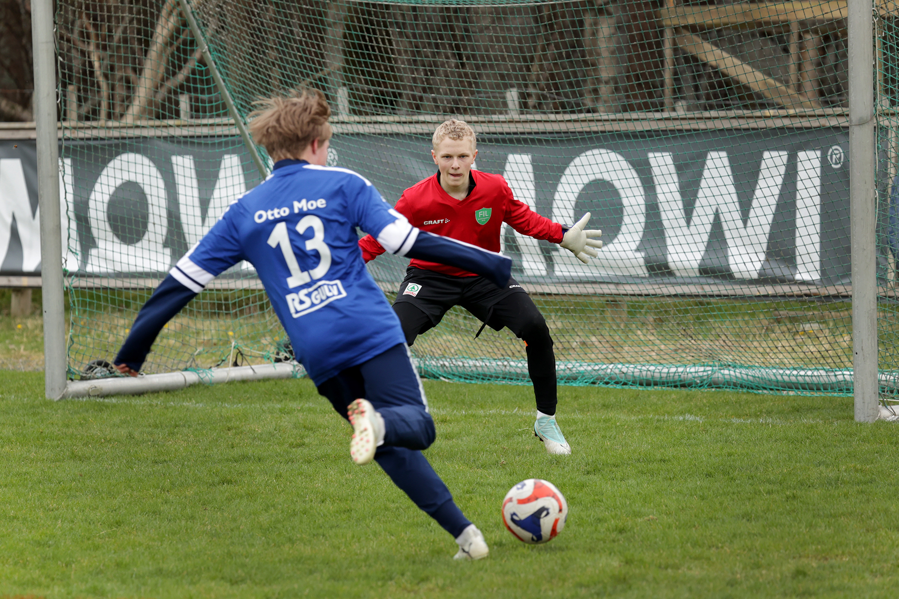 Johannes sto stødig i Flatanger-målet gjennom søndagens kamp mot Namsos. Dette skuddet reddet han.