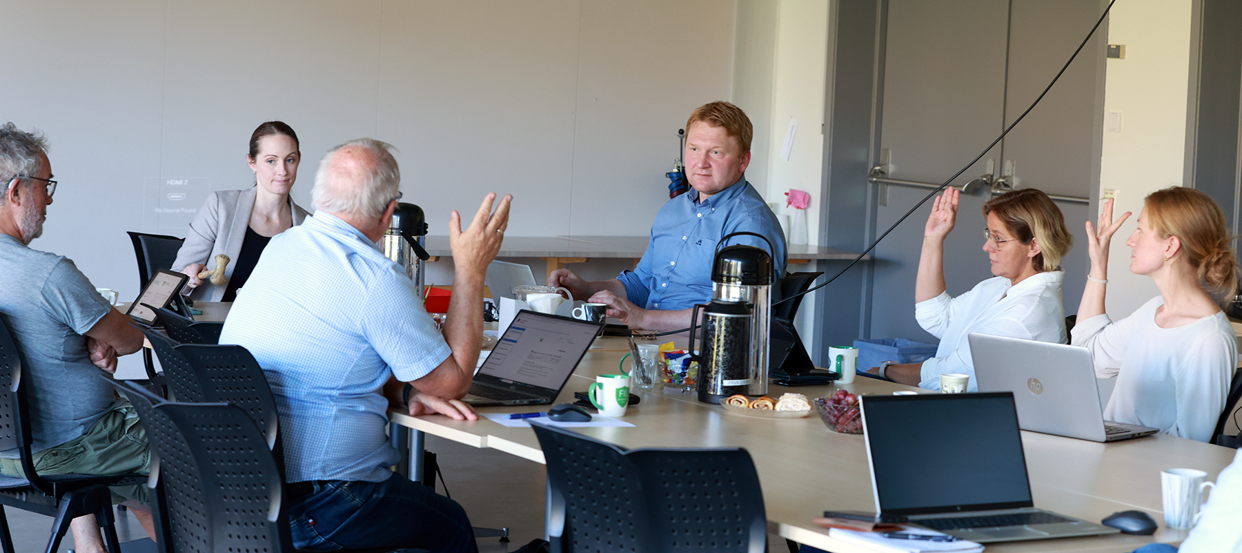 Forslaget fra Knut Staven fikk tre stemmer. Fra venstre: Knut Staven, Per B&aring;rdsen, Caterina Kval&oslash;s&aelig;ter, &Oslash;ivind Str&oslash;m, Rita Stamnes og Malin L&oslash;fsn&aelig;s. Ingeborg Hagerup sitter utenfor bildekanten.