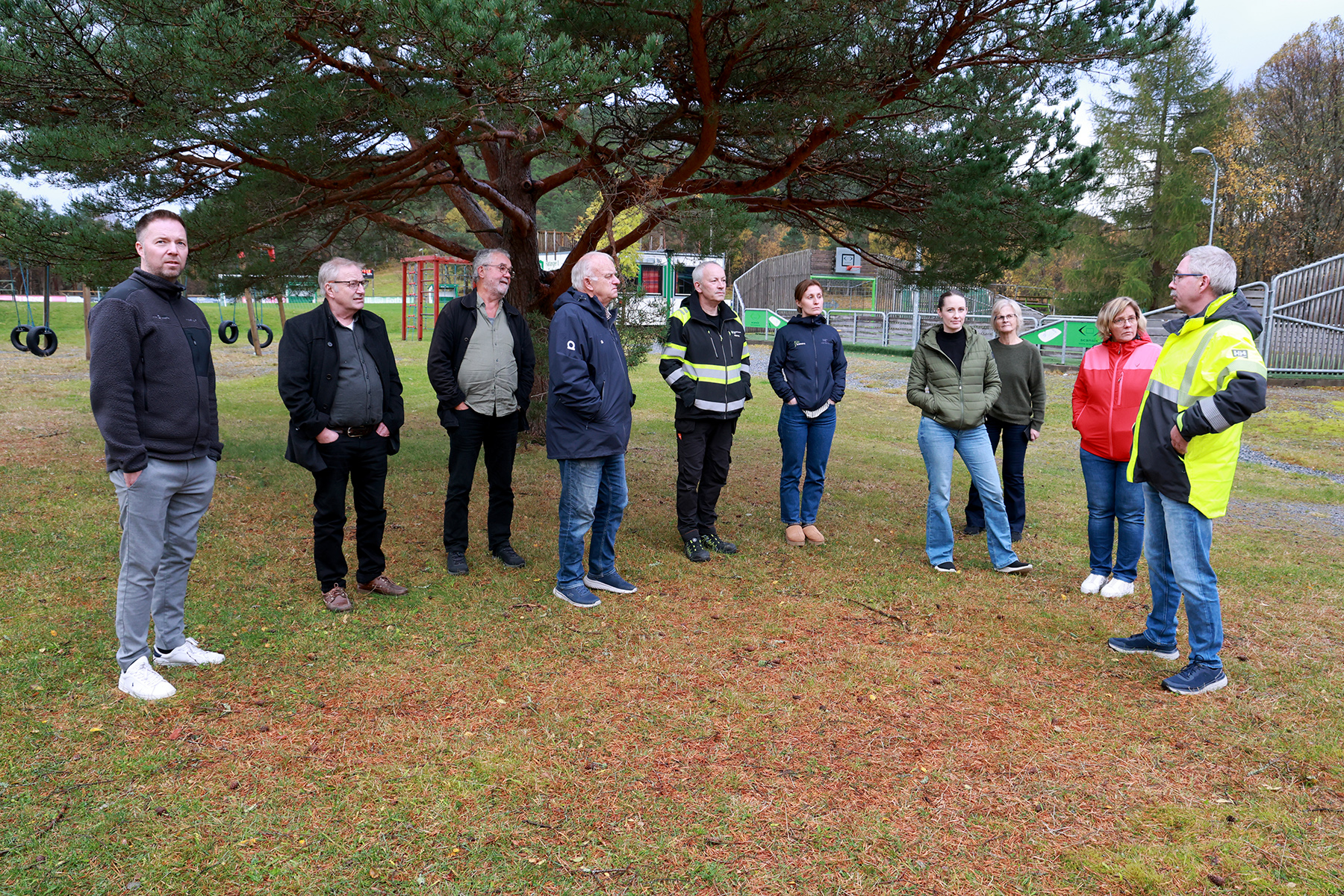Hovedutvalget ble orientert om tilstanden p&aring; bygget, f&oslash;r medlemmene gikk gjennom alle bygningene. Fra venstre: Geir-Tore Olsen (Frp), Trond Hansen (SV), Per B&aring;rdsen (Ap), Knut Staven (H), vaktmester Narve Iversen, Malin L&oslash;fsn&aelig;s (Frp), leder Caterina Kval&oslash;s&aelig;ter (Sp), plan- og prosjektleder Hilde Tyldum Stordahl, Rita Stamnes (Sp) og teknisk sjef Lars Morten Fl&oslash;an. 