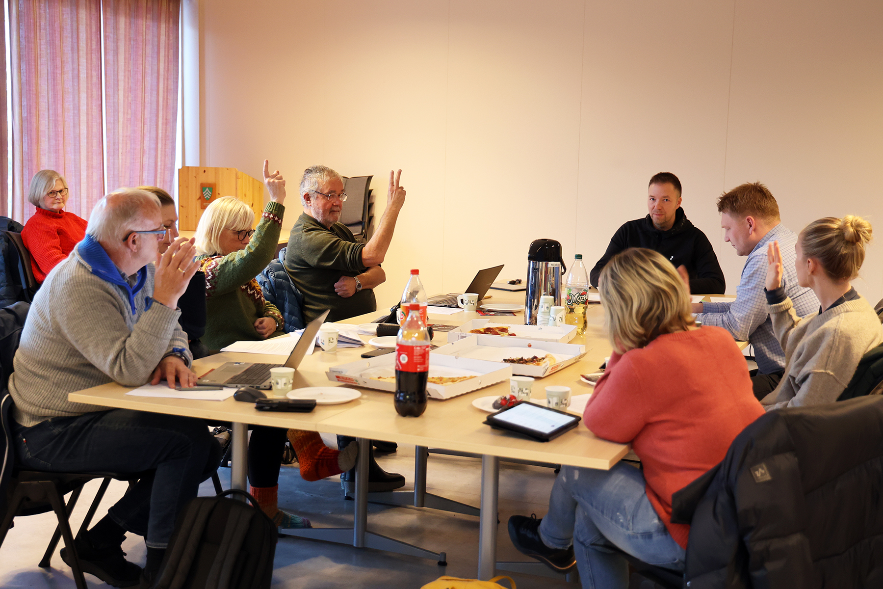 Et enstemmig hovedutvalg vedtok innstillinga pluss tilleggsforslagene fra H&oslash;yres Knut Staven (til venstre). Videre Mona Renate H&aring;gensen (Sp), Ingeborg Hagerup (SV), Per B&aring;rdsen (Ap), Geir-Tore Olsen (Frp), &Oslash;ivind Str&oslash;m, saksbehandler, Malin L&oslash;fsn&aelig;s (Frp) og Rita Stamnes (Sp)..